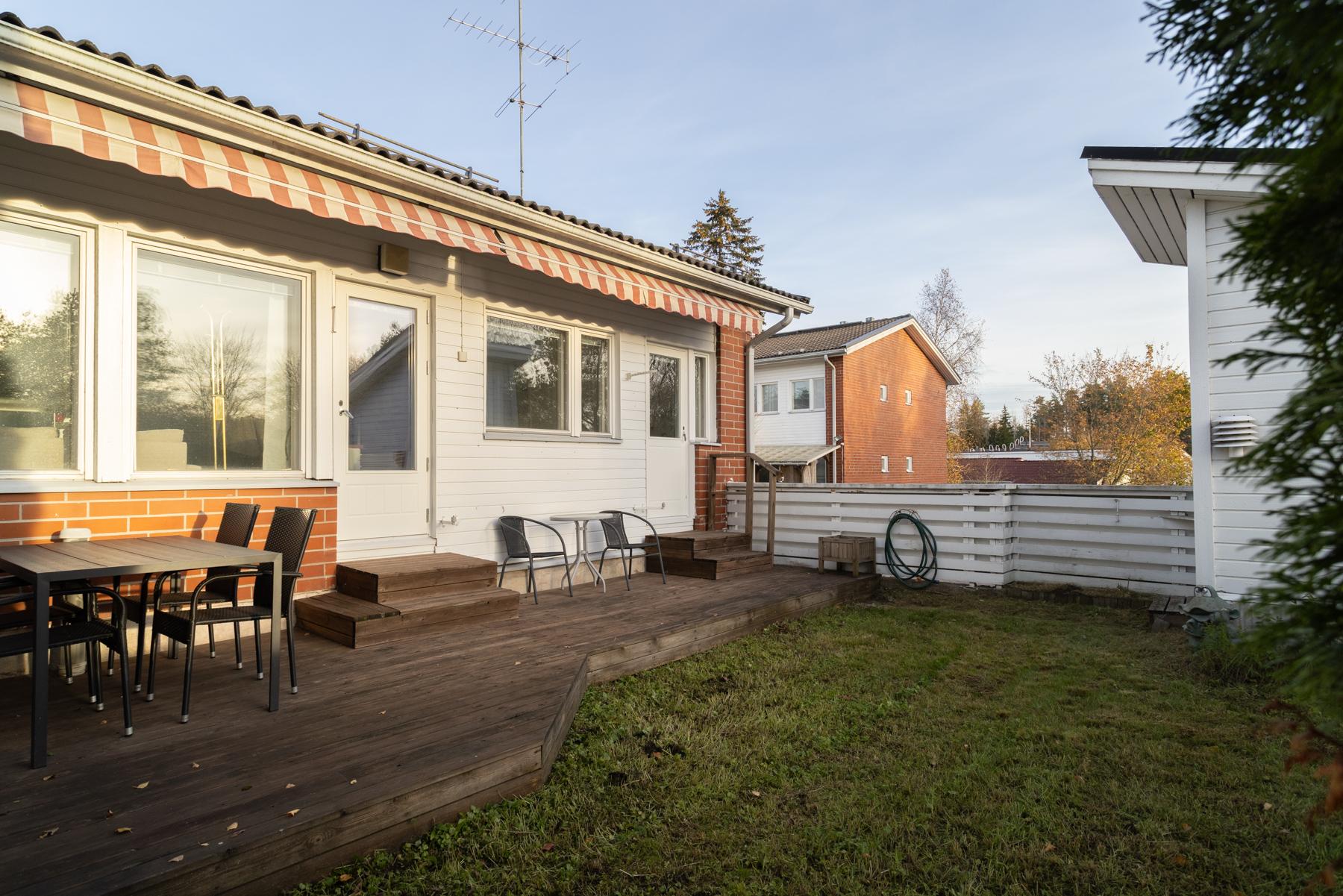 Suojaisa aidattu piha (vehreään aikaan)