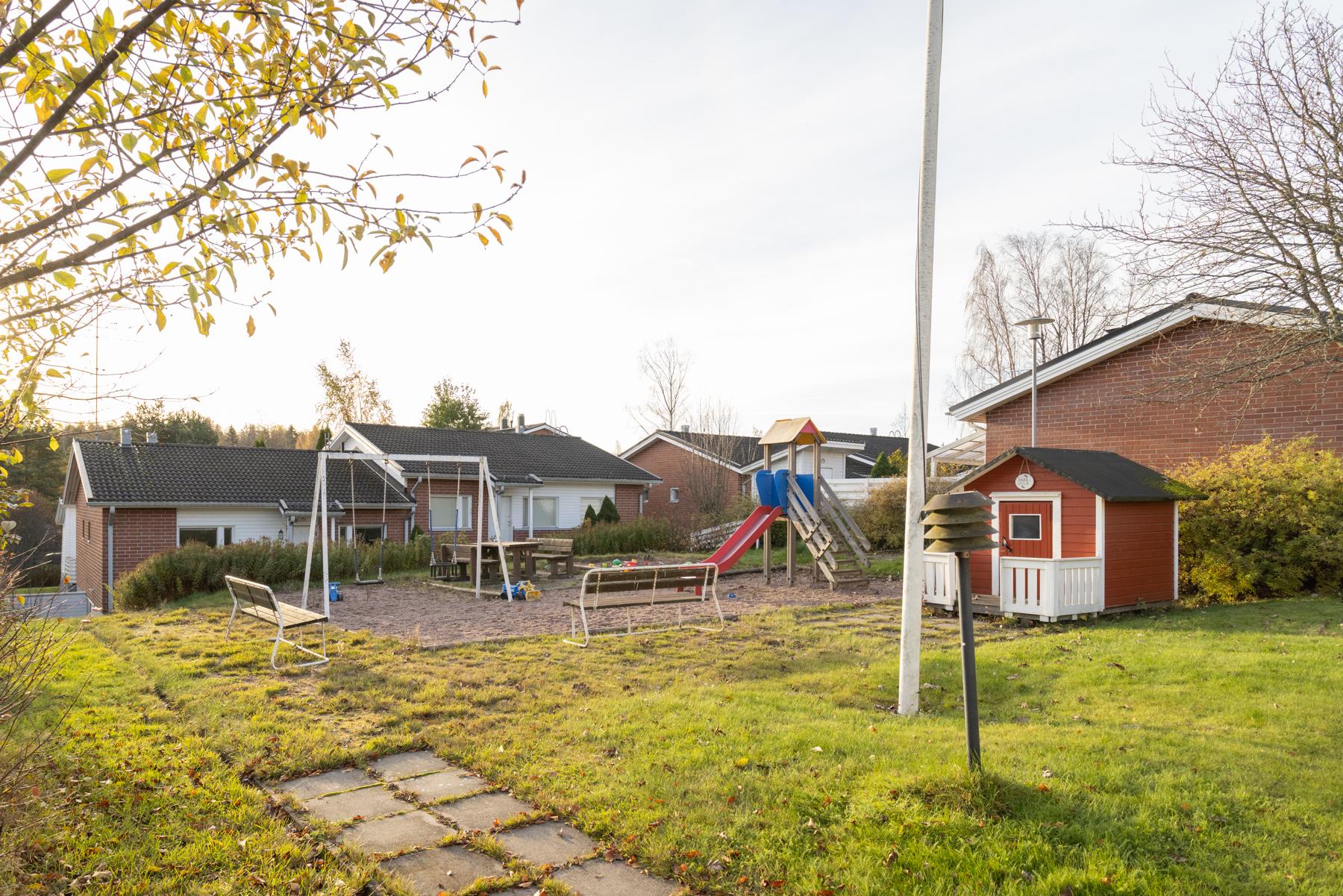 Taloyhtiön leikkipihaa (vehreään aikaan)