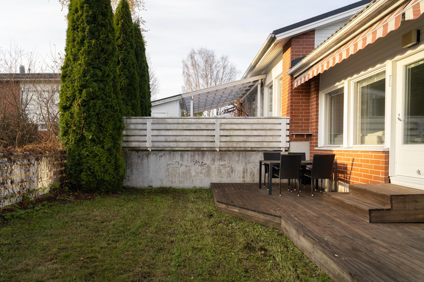 Suojaisa aidattu piha