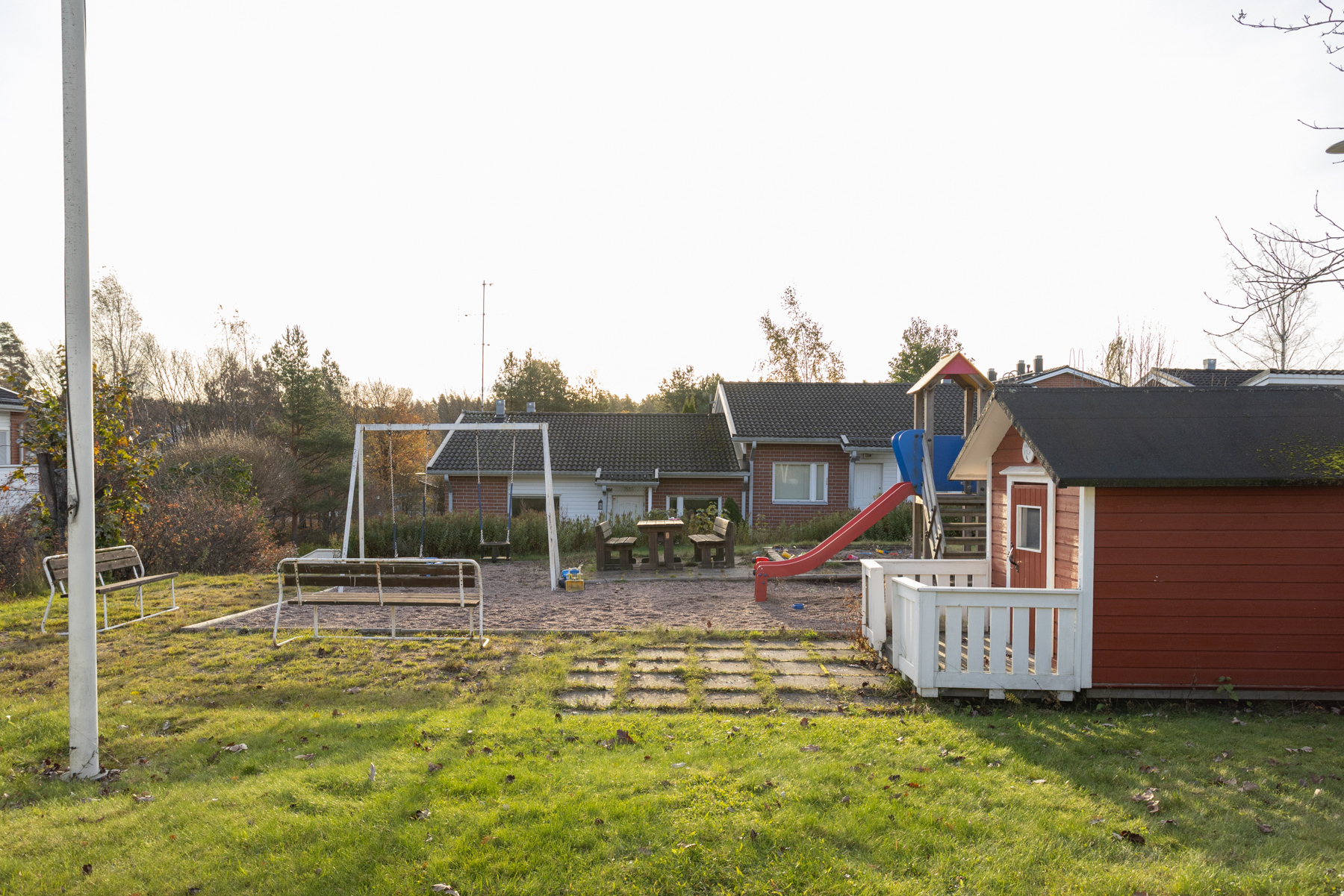 Taloyhtiön leikkipihaa (vehreään aikaan)