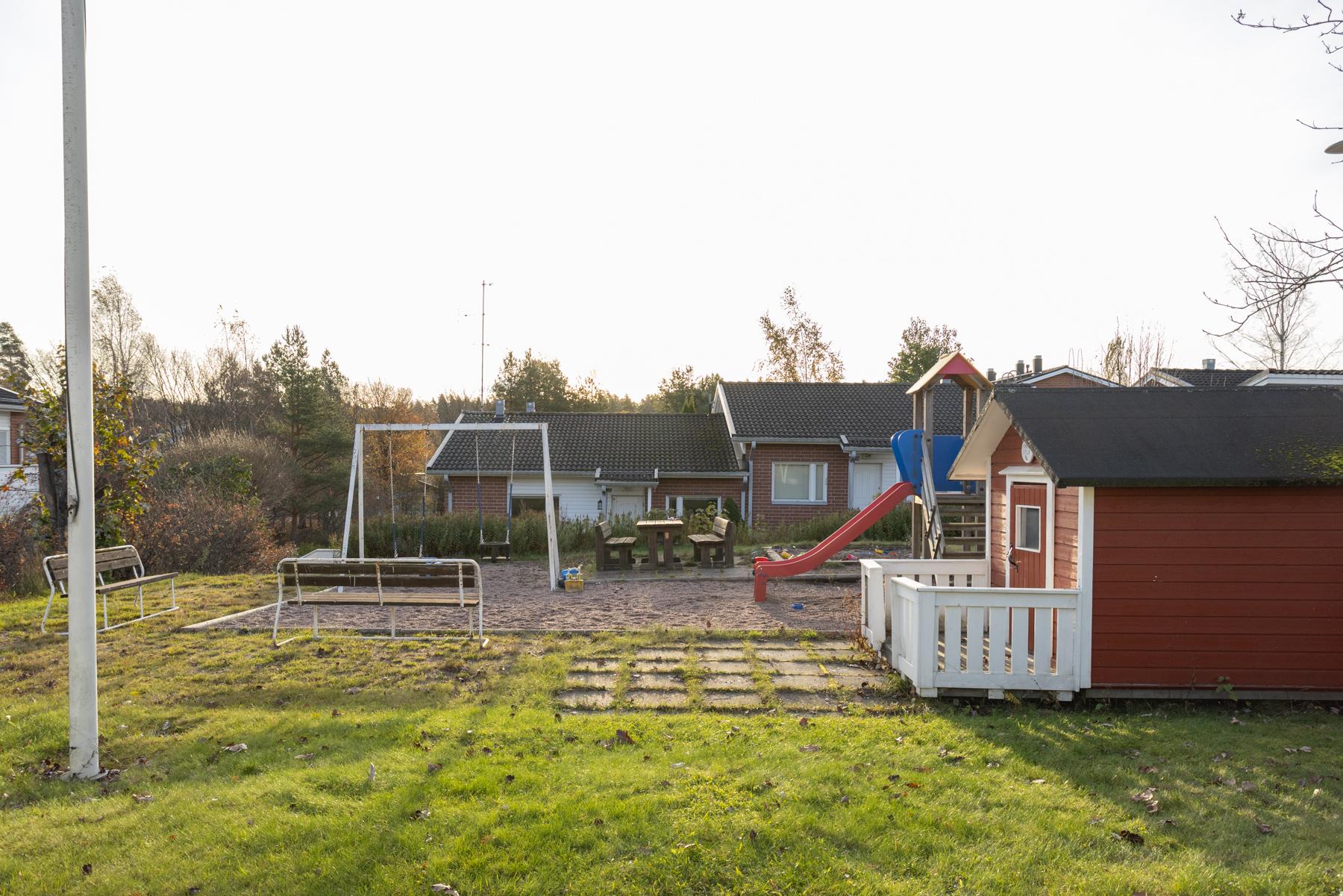 Taloyhtiön leikkipihaa (vehreään aikaan)