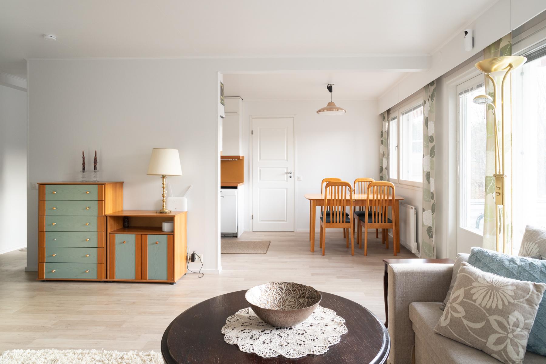 Ruokailutila ja olohuonetta