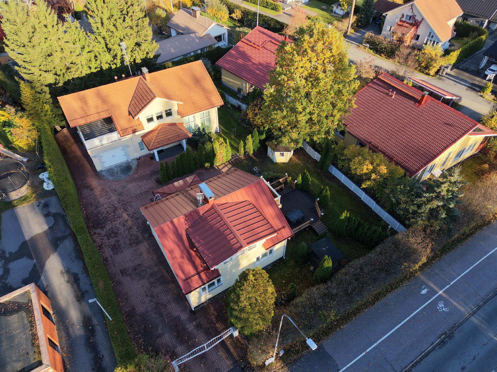 Kahden talon tontti hallinnanjakosopimuksella.