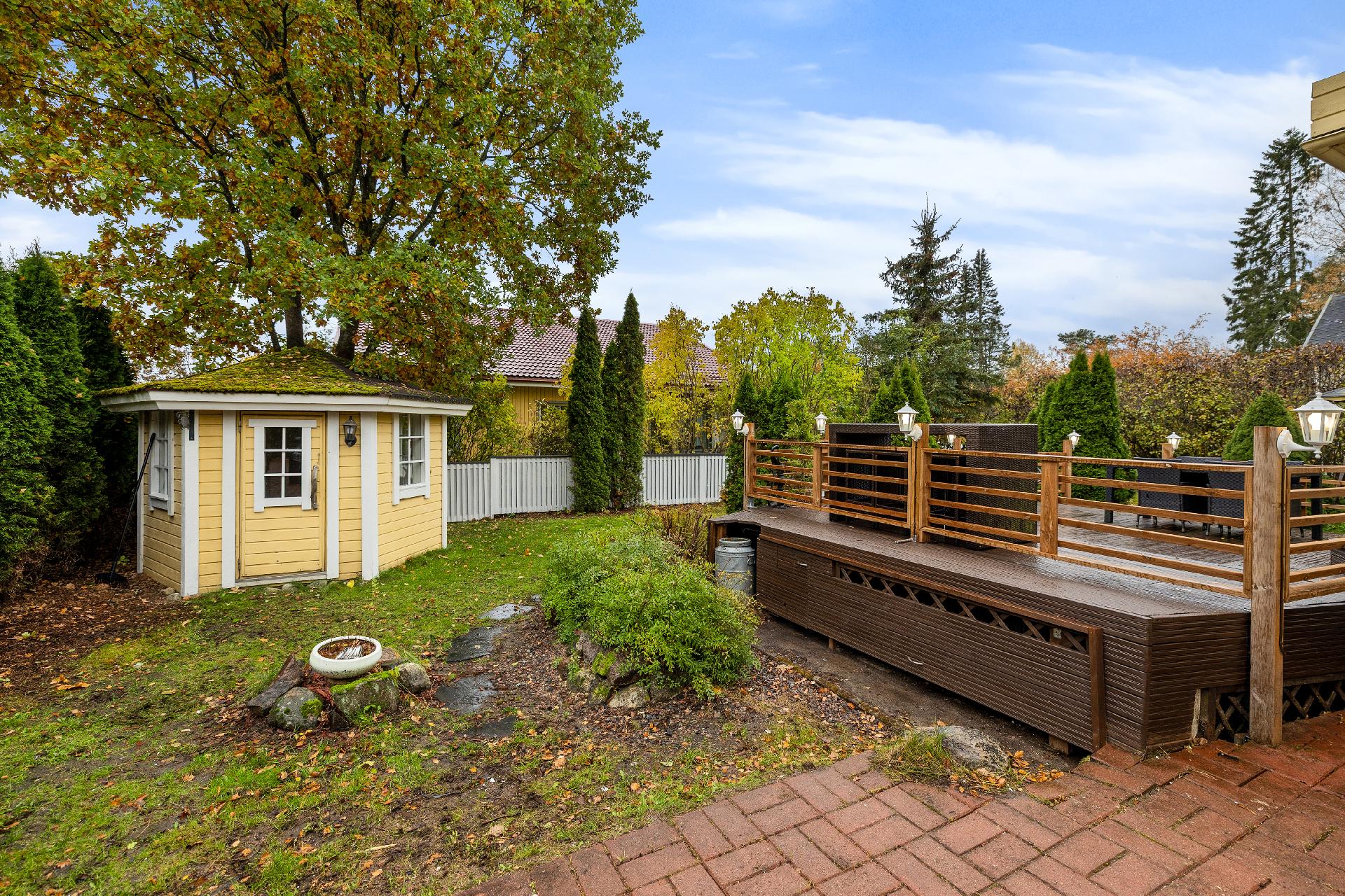 Takapihalla myös huvimaja. 