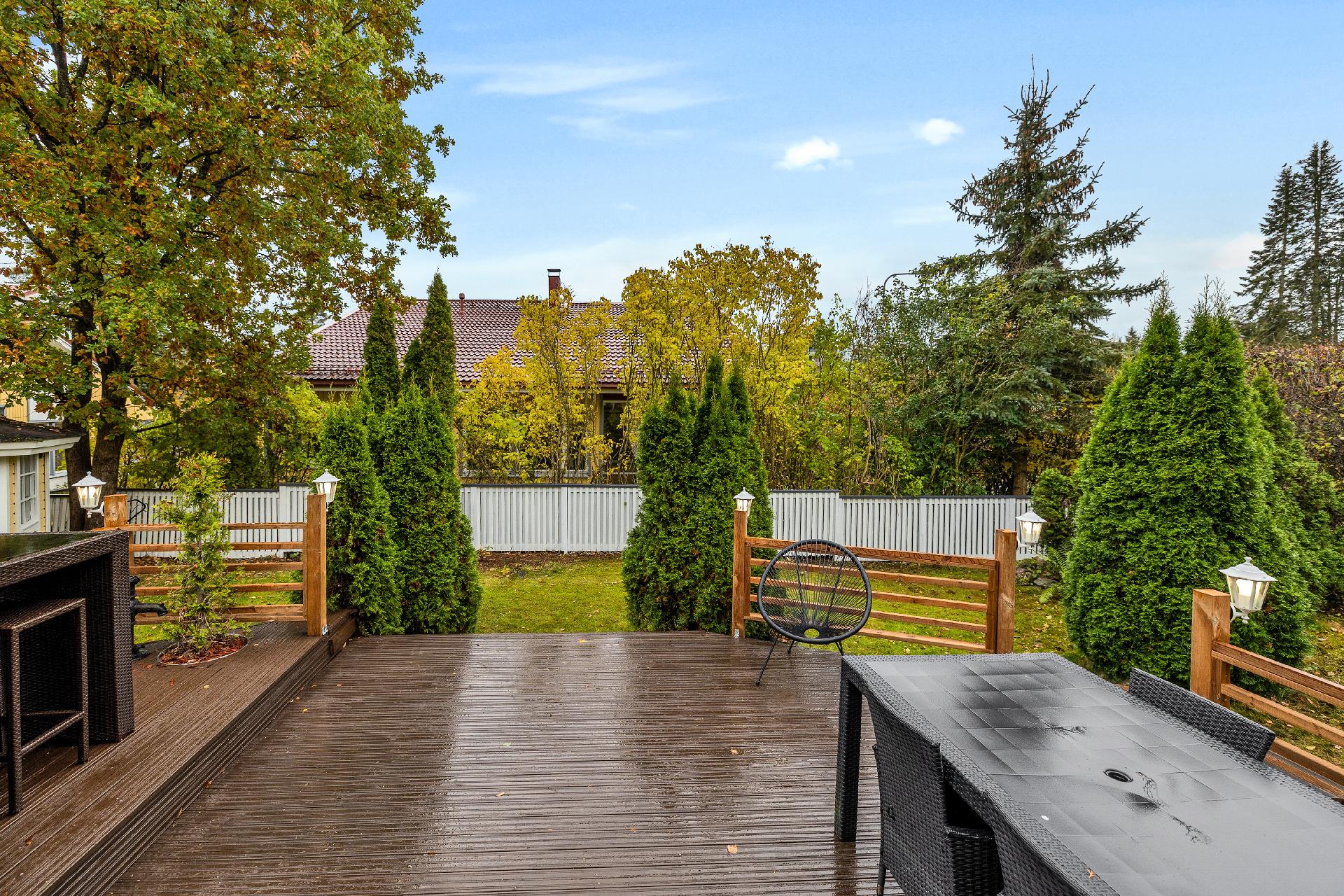 Takapihalla käytännöllinen iso terassi.