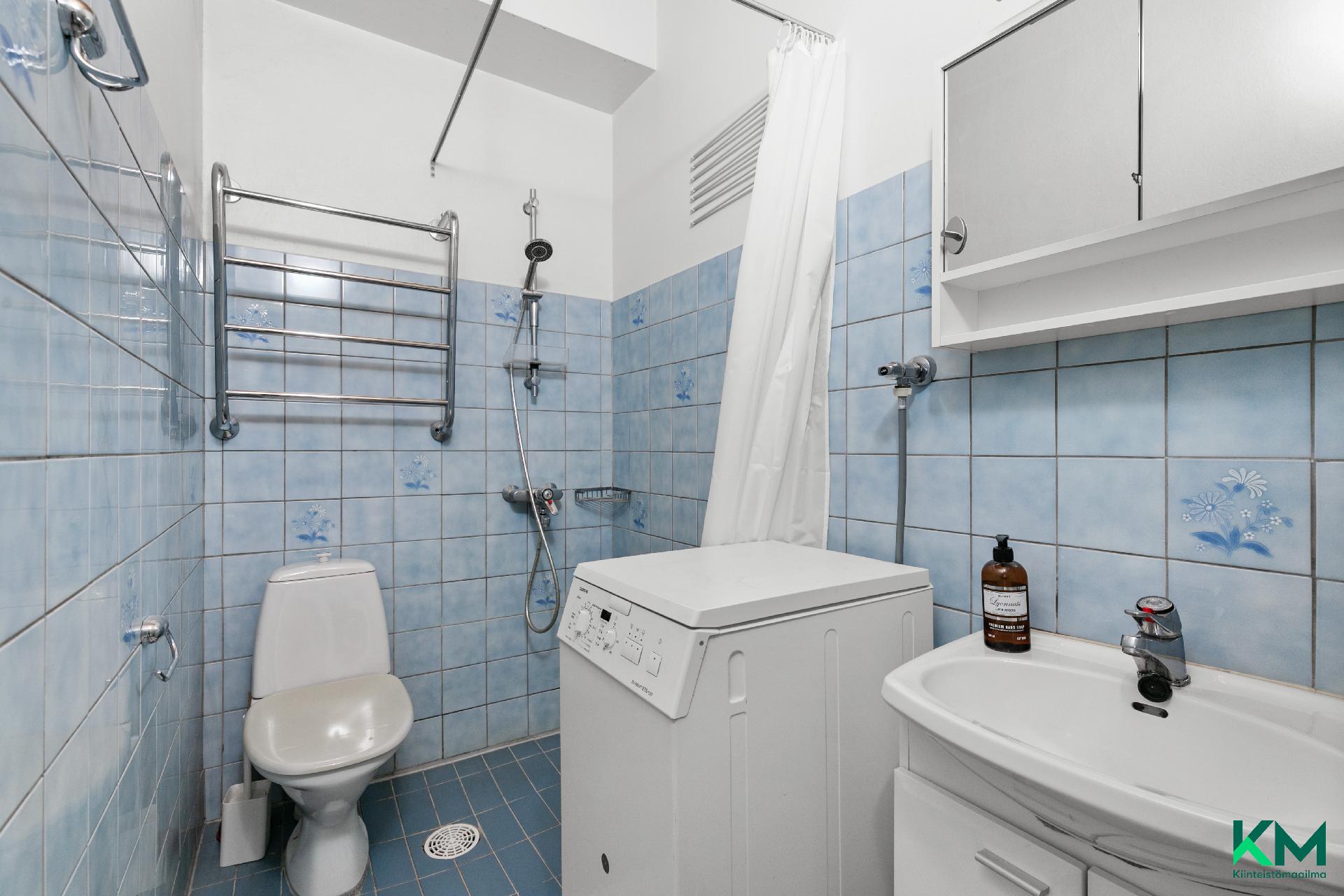 Kylpyhuone on tilava ja tulee uudistumaan purkiremontissa.