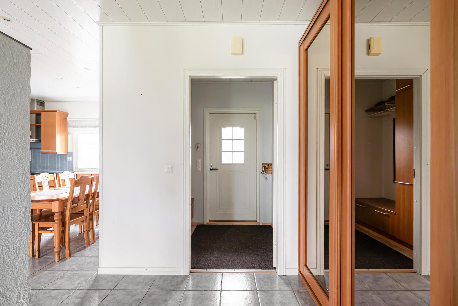 Tilava eteinen (vieressä vaatehuone)