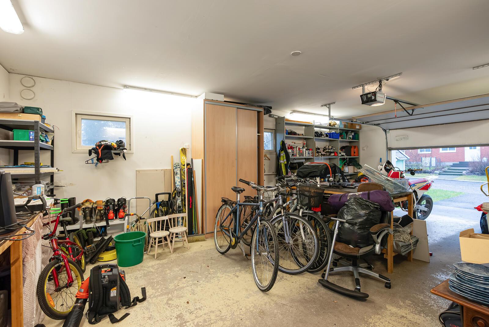 Tilava autotalli sähköisellä nosto-ovella