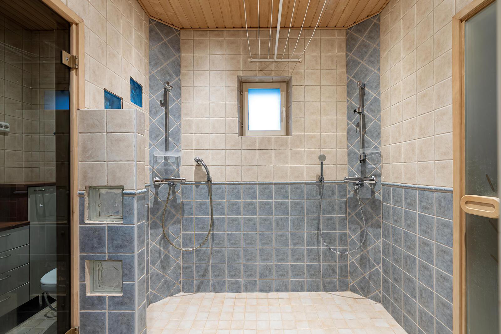 Pesuhuone, kaksi suihkua