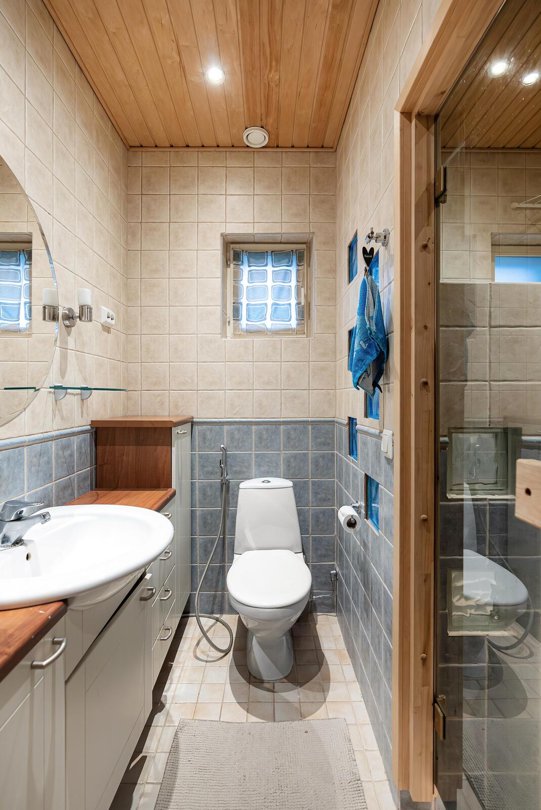 Makuuhuoneen ja pesuhuoneen wc