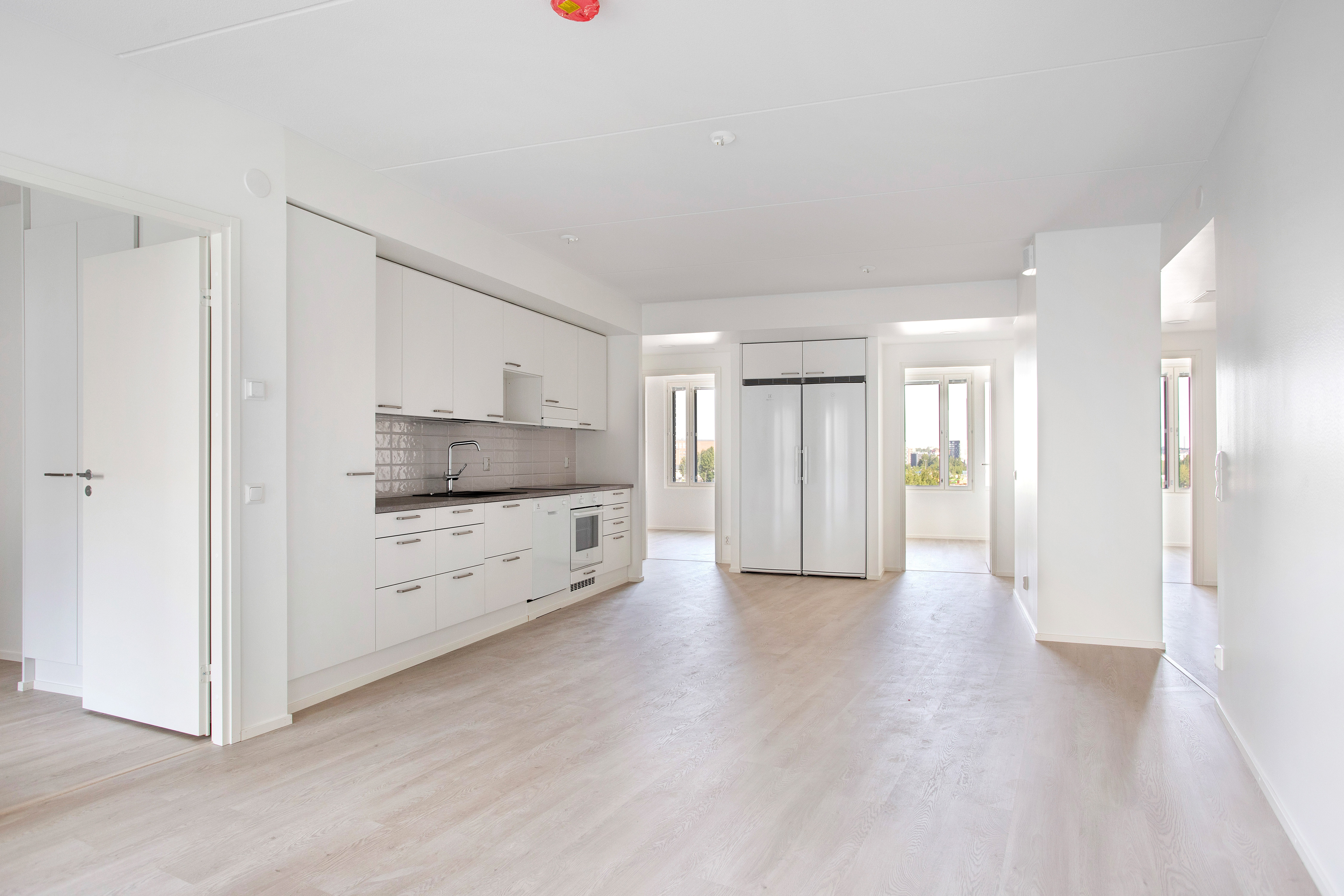 Olohuone ja yksi makuuhuone sisäpihan puolella