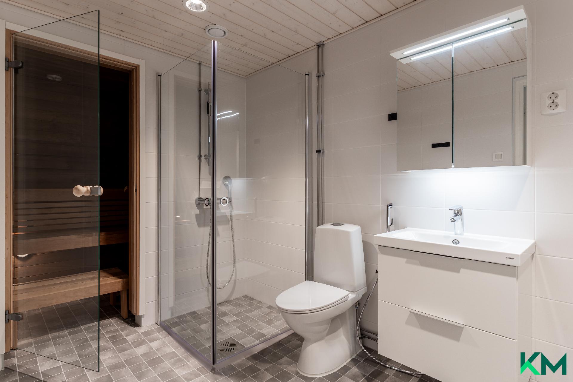 Tilava kylpyhuone ja saunaosasto