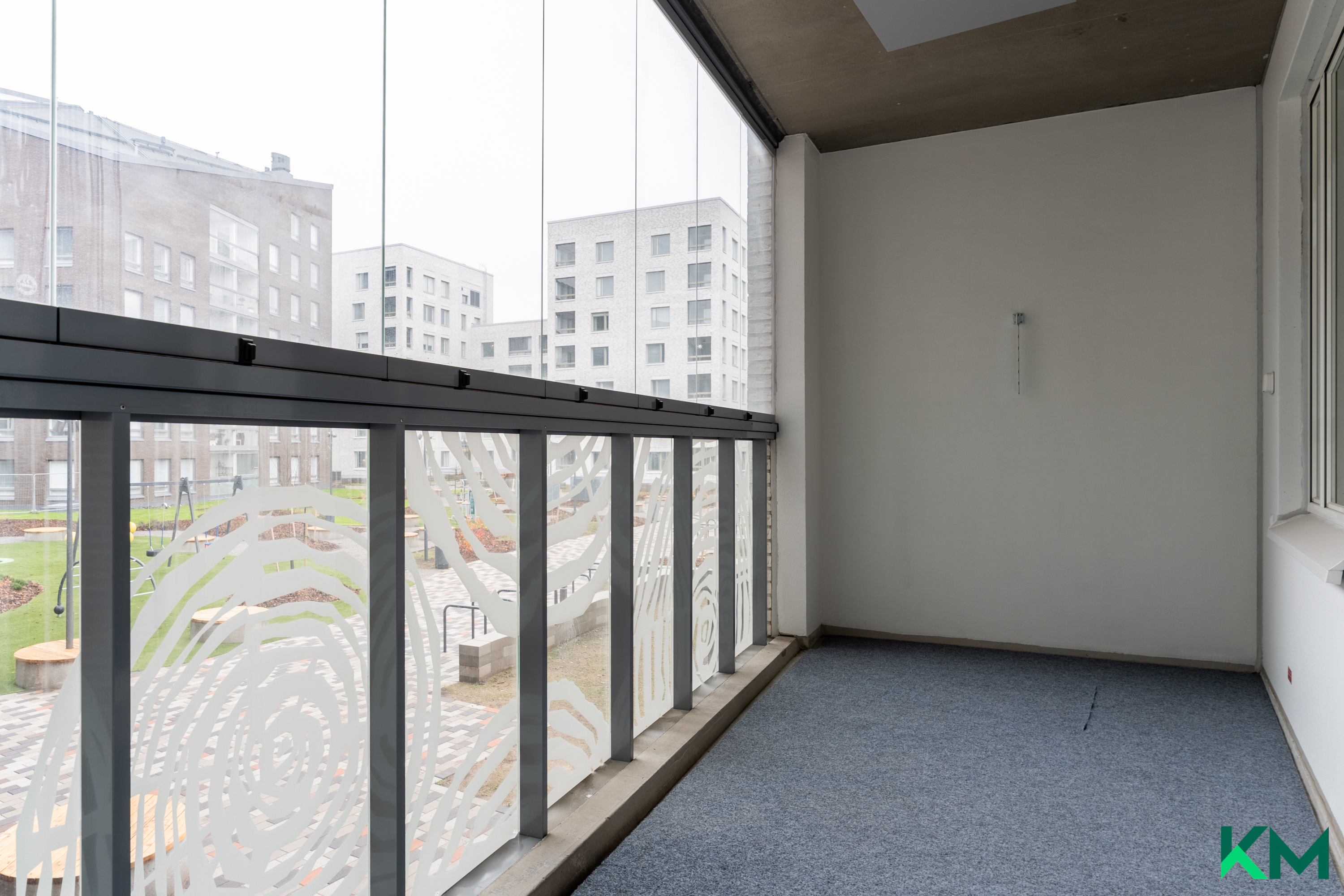 Tilava lasitettu parveke, rauhalliselle sisäpihalle