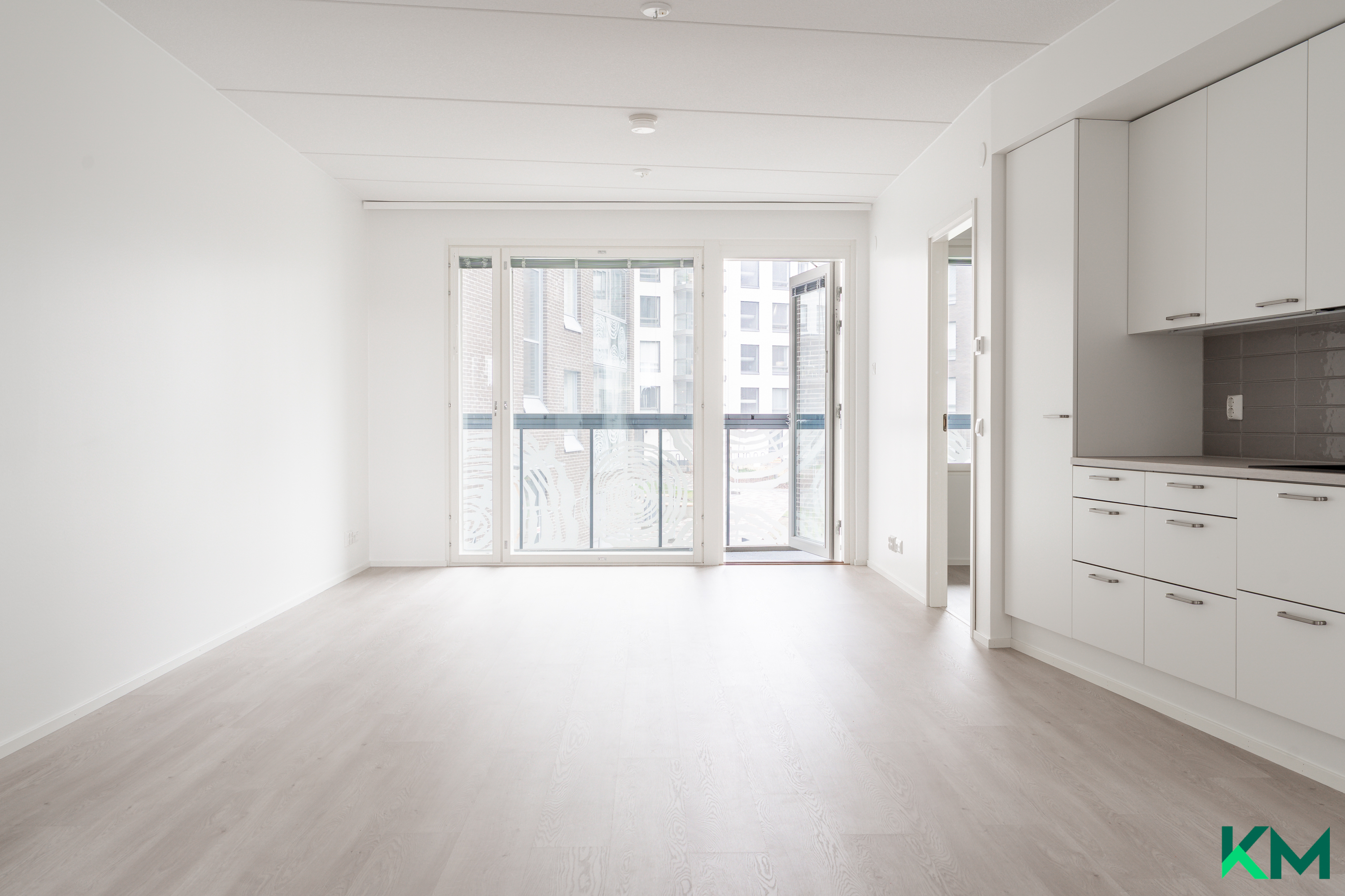 Keittiöstä olohuoneen läpi lasitetulle parvekkeelle