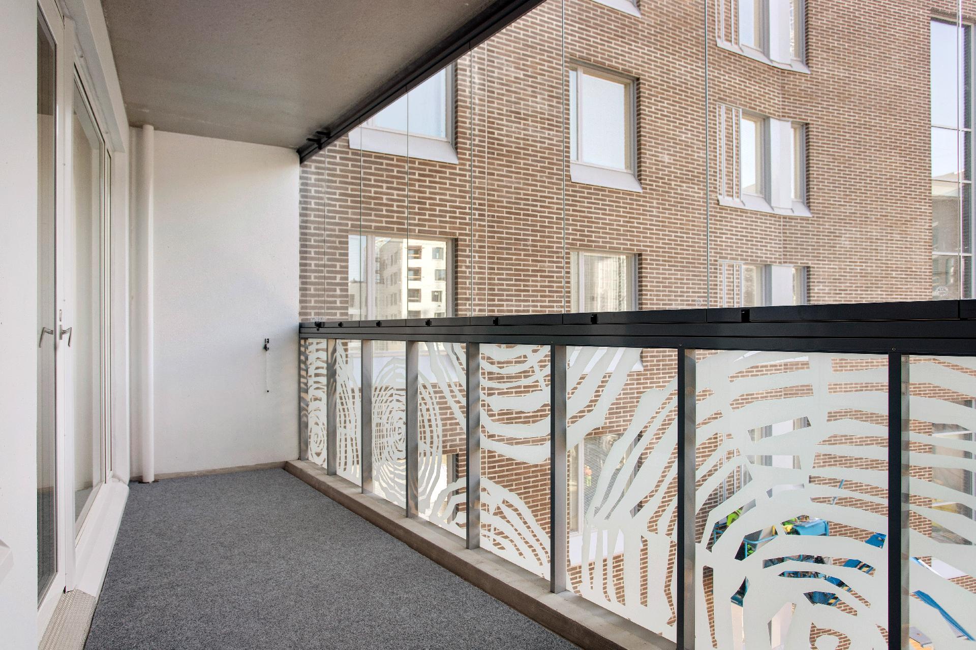 Tilava ja lasitettu parveke