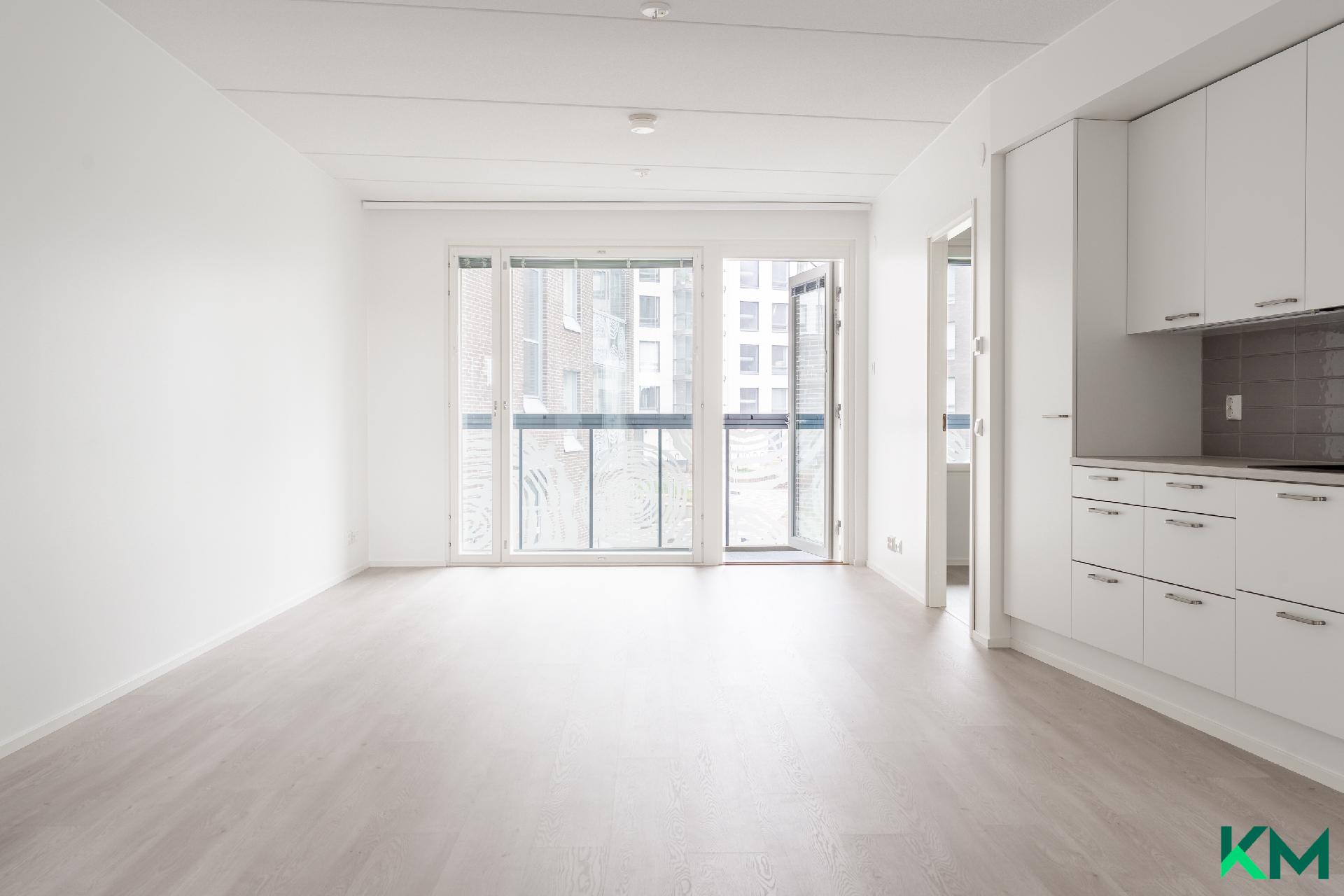 Keittiöstä olohuoneen läpi lasitetulle parvekkeelle