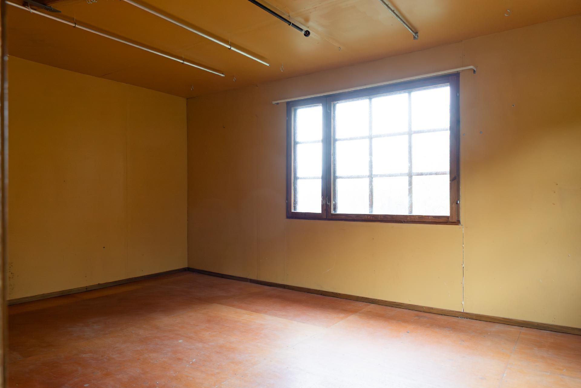 varastohuone autokatoksessa