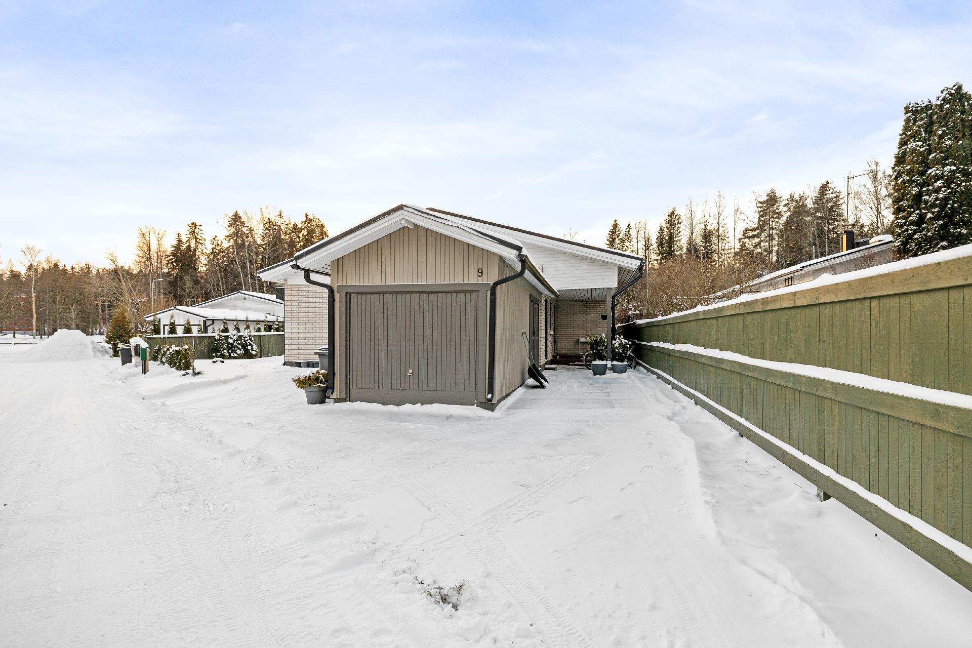 Autotalli ja pihapaikkoja