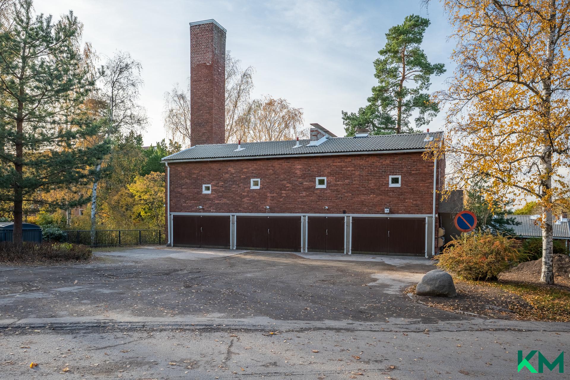Erillisessä rakennuksessa tallit ja sauna