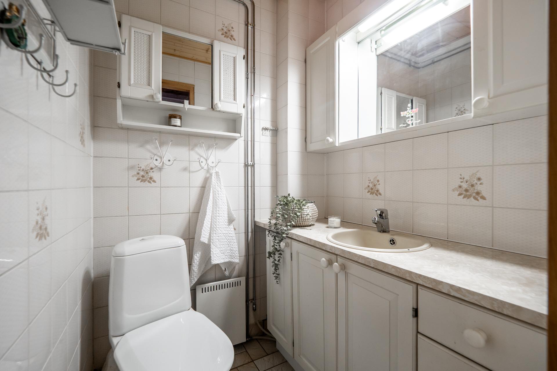 Alakatu 10, Hamina, Ii