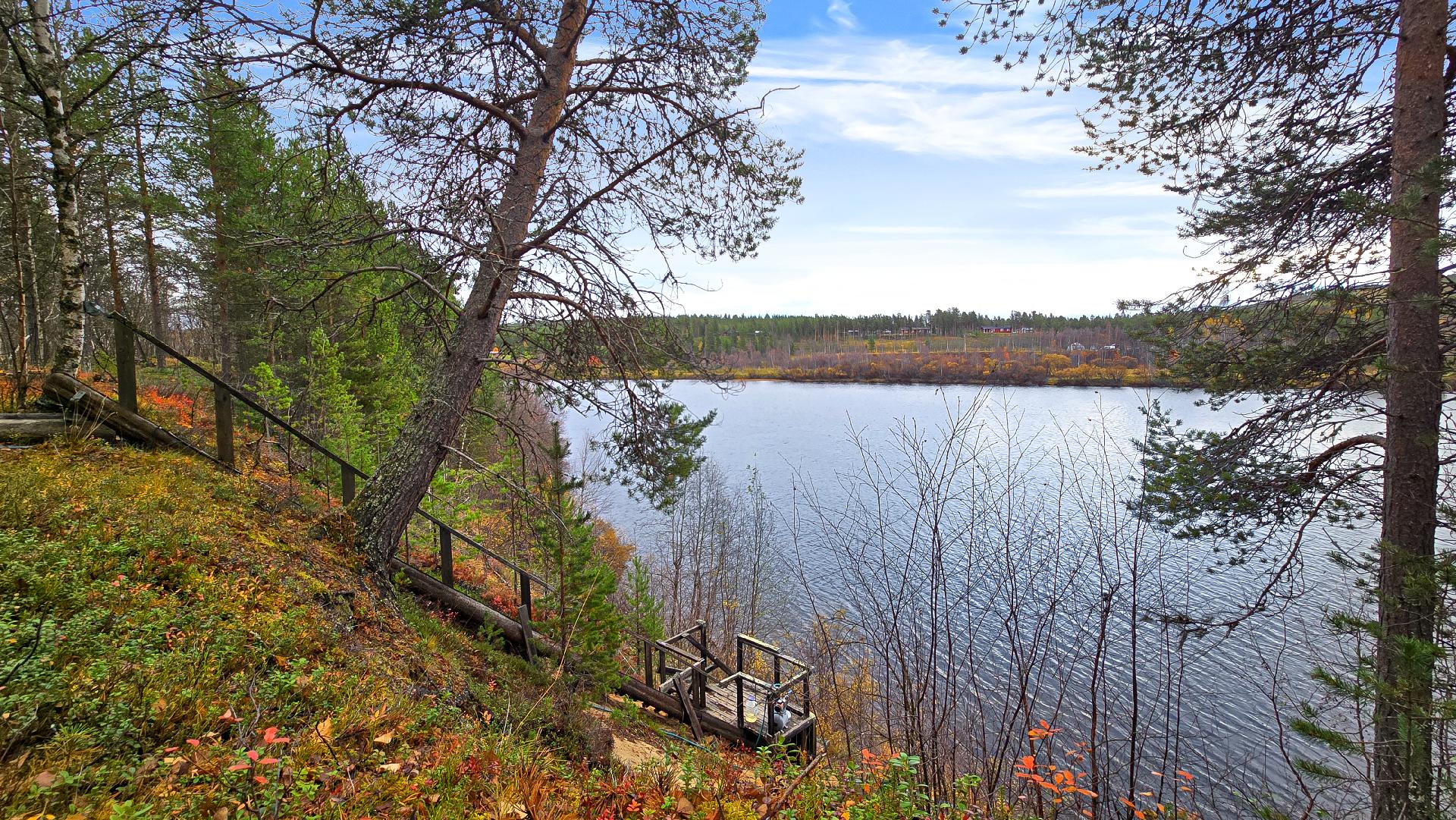 Alarinteessä portaat joen rantaan