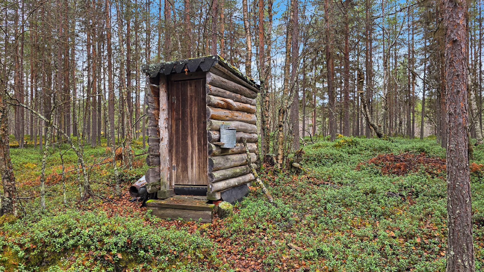 Pihapiirissä perinteinen ulkohuussi