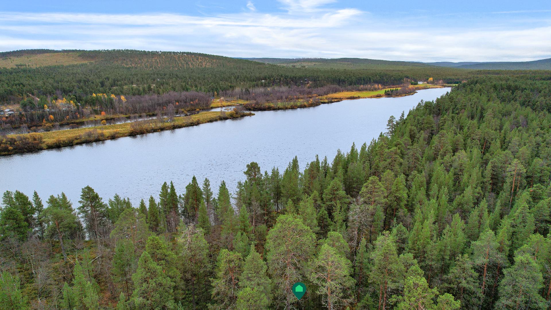 Näkymiä mökin yläpuolelta joelle päin