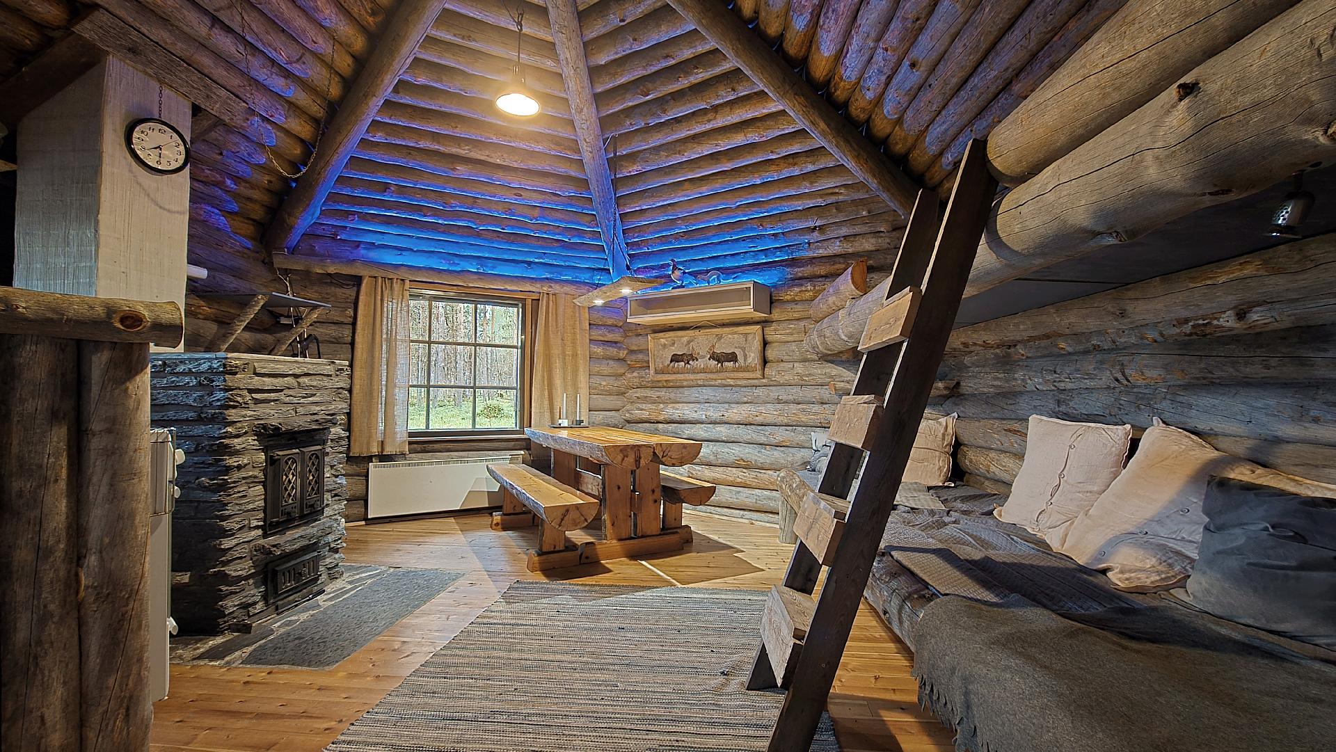 Näkymät makuuhuoneesta tuvan suuntaan