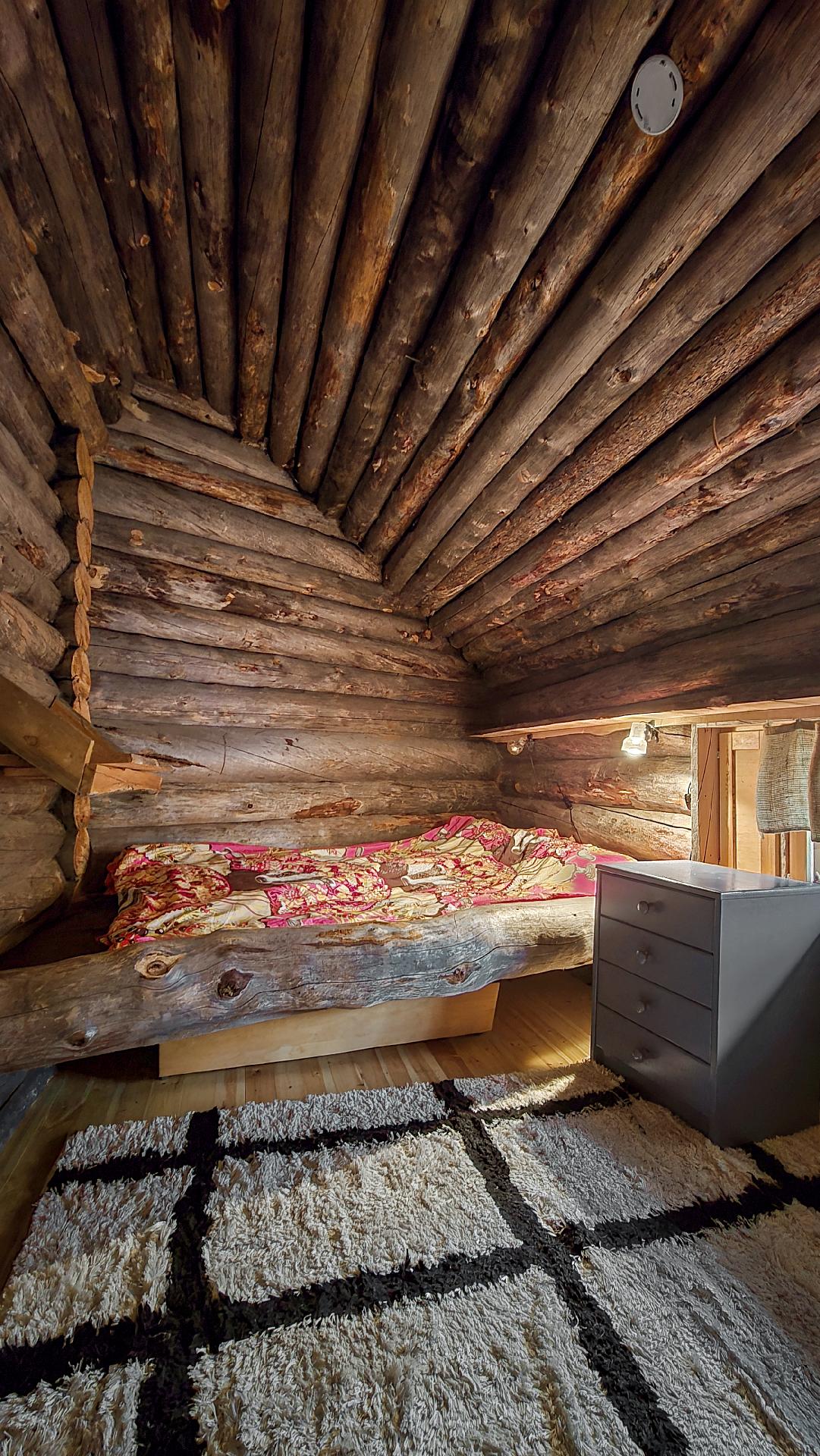 Makuuhuoneessa parisänky