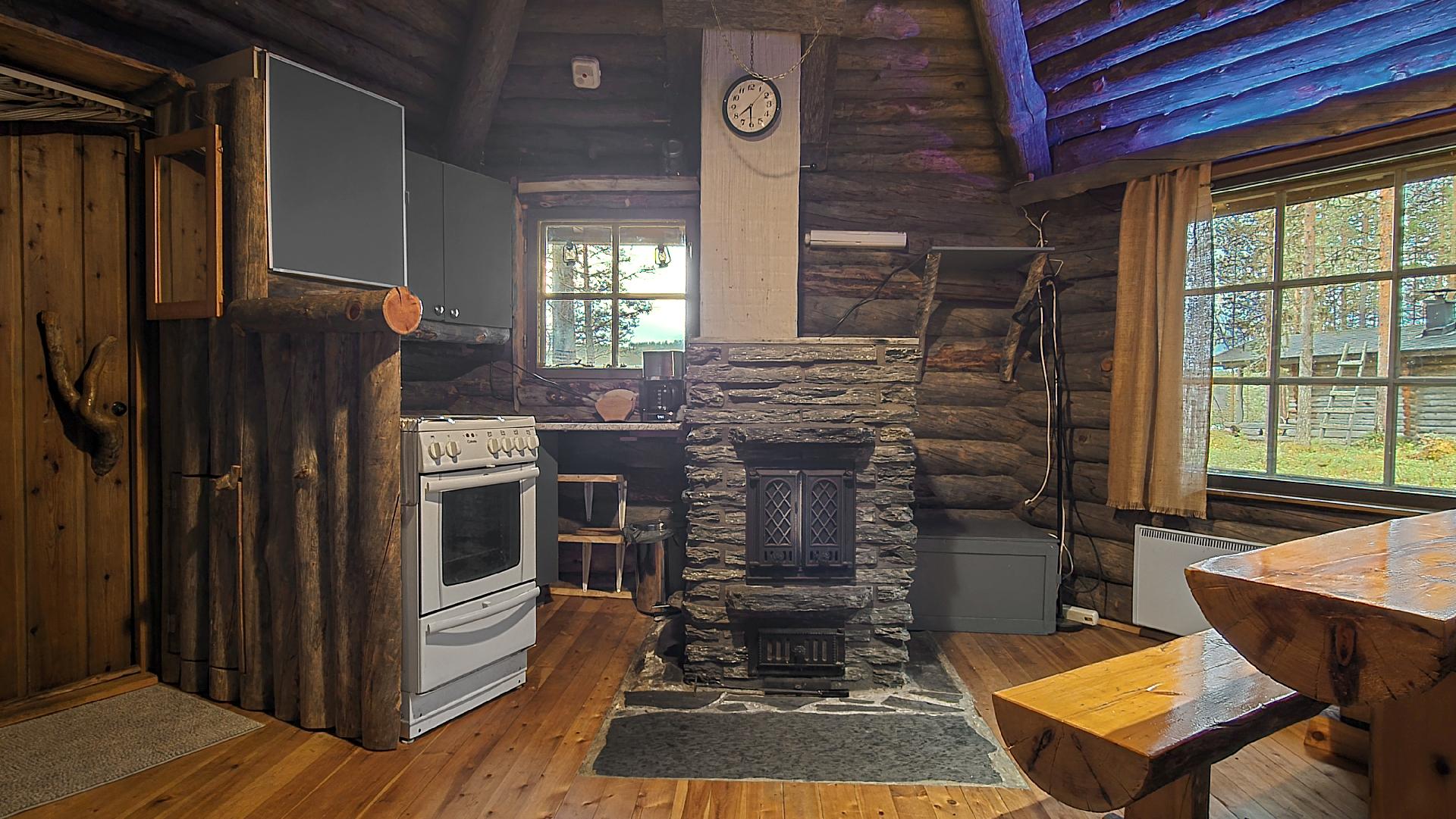 Mökin tuvassa keittonurkkaus ja varaava takka