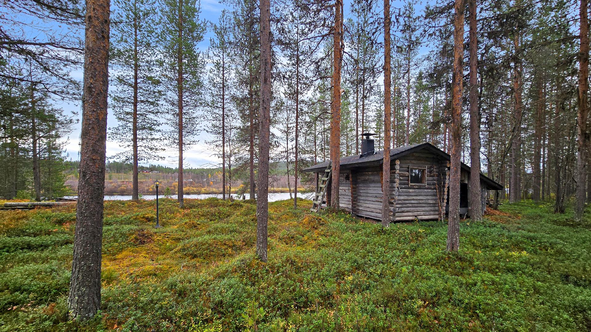 Näkymä mökiltä saunaa kohti