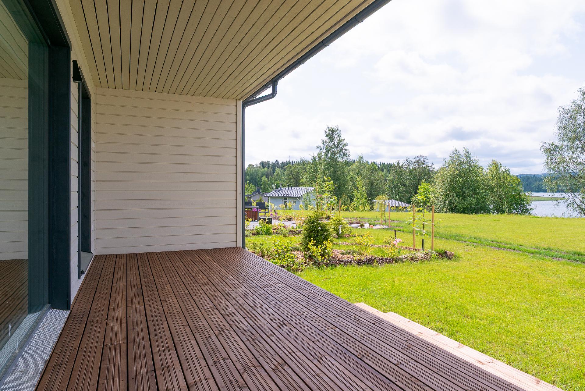 Terassille käynti olohuoneesta