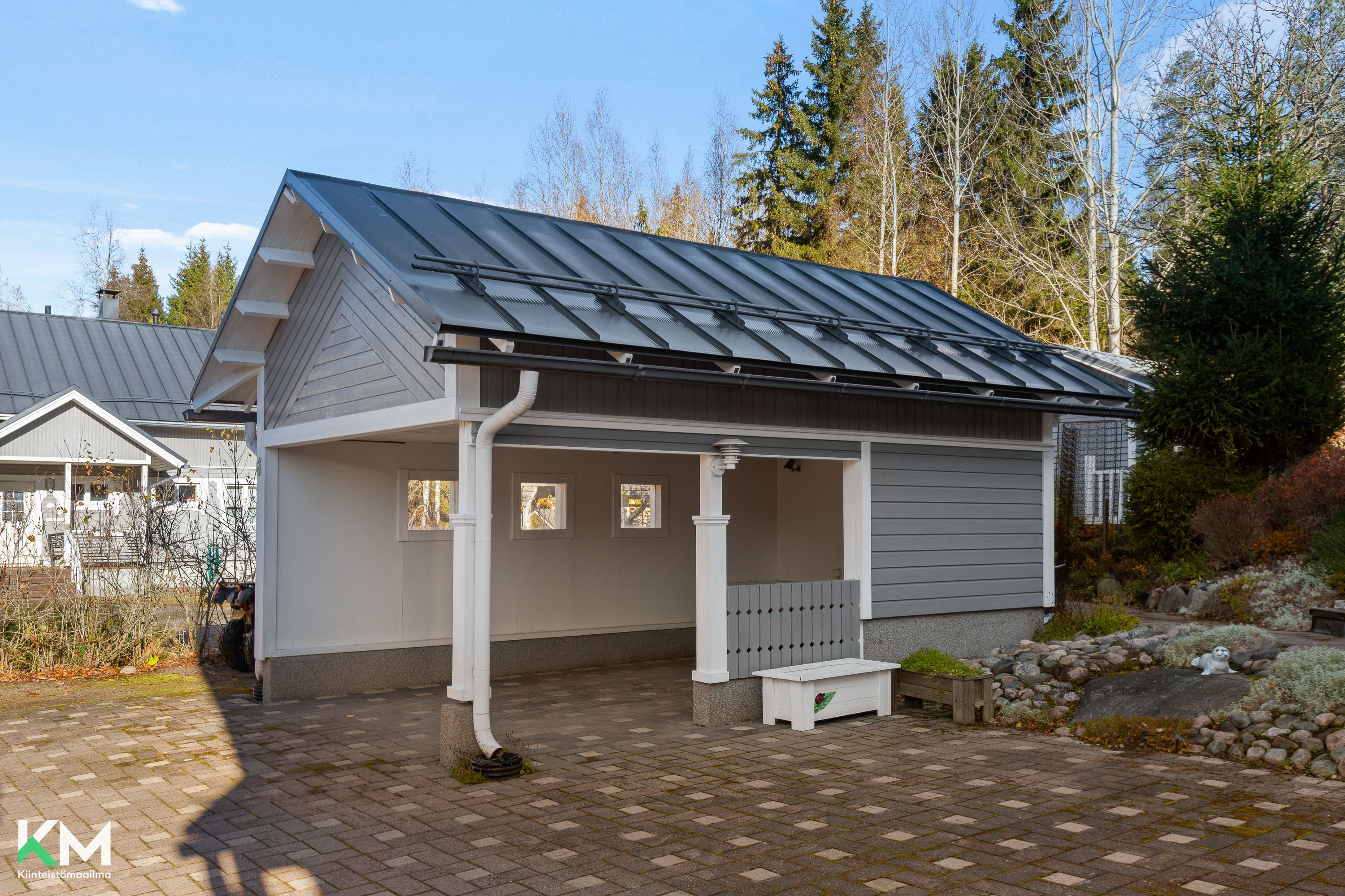 autokatos käyttöullakolla