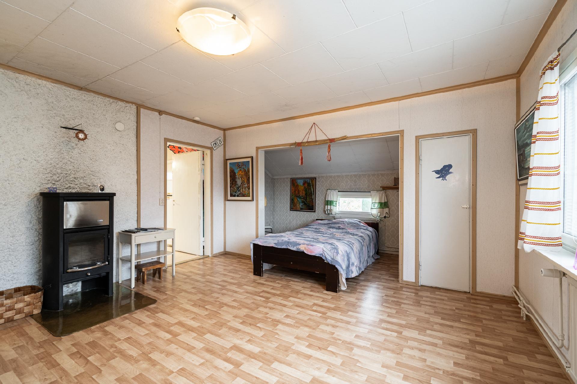 Yläkerran makuuhuone 2