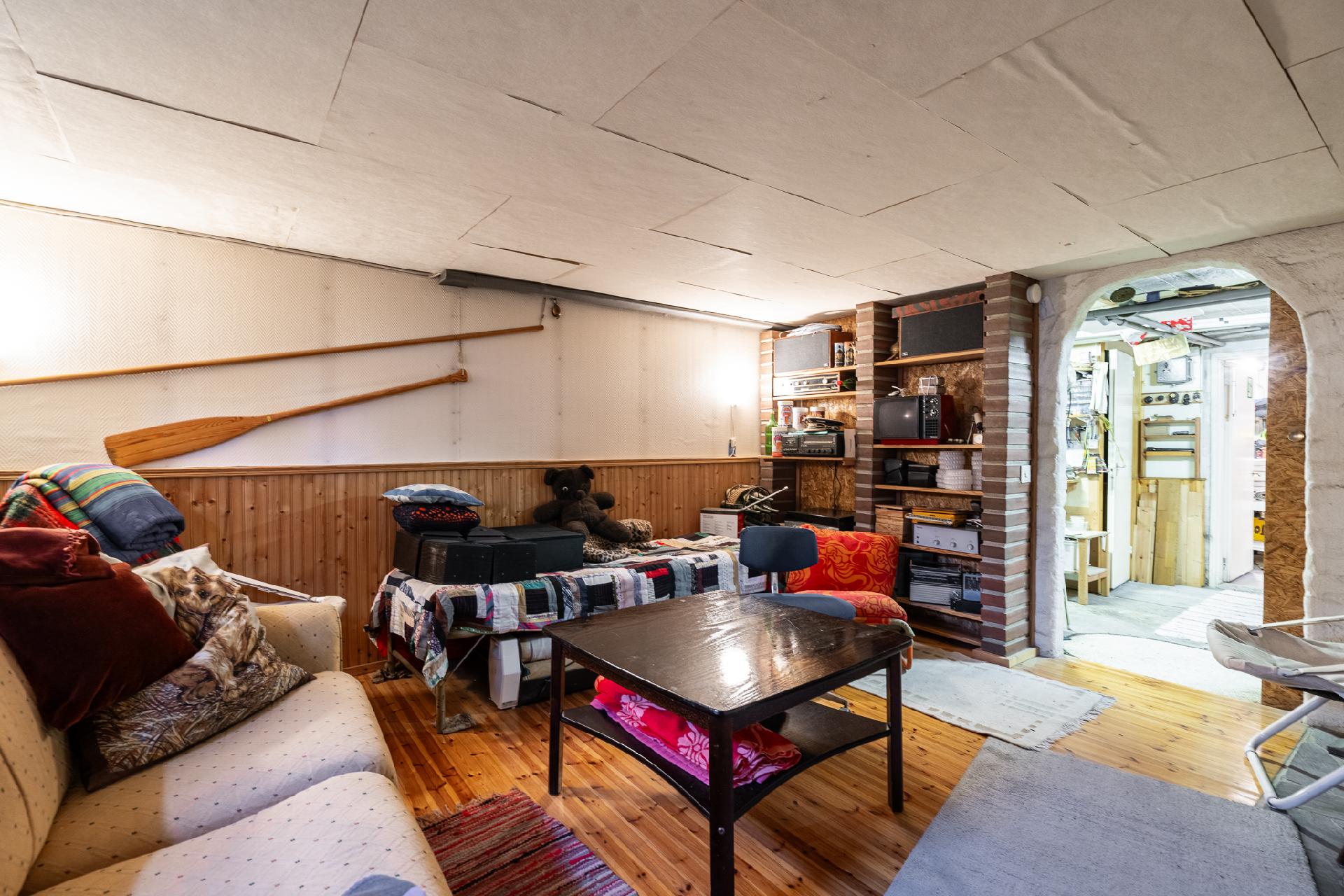 Kellarikerroksen oleskeluhuone