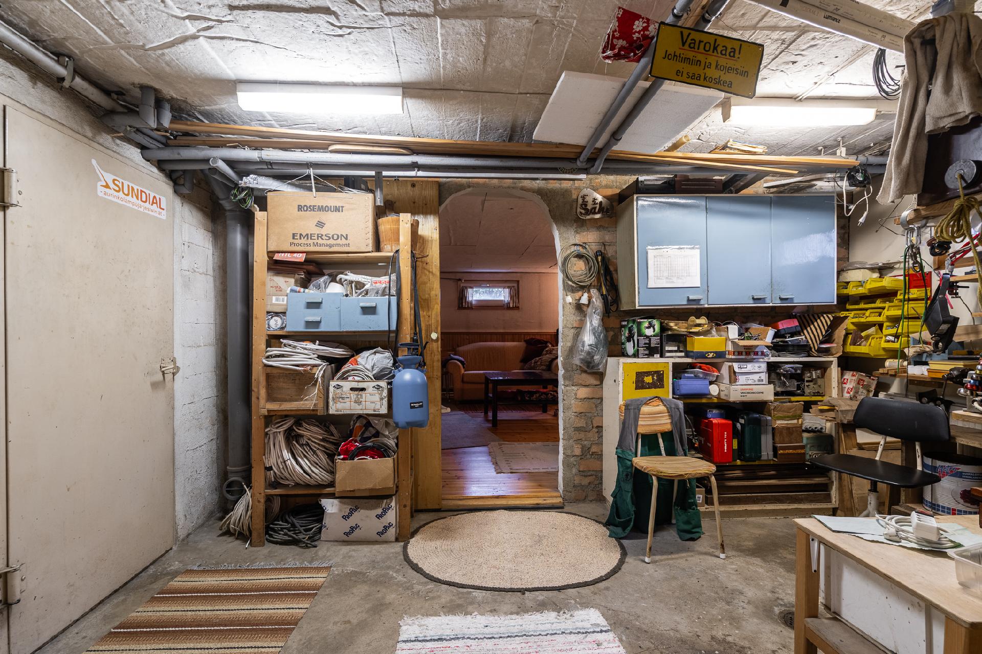 Kellarikerroksen verstashuone