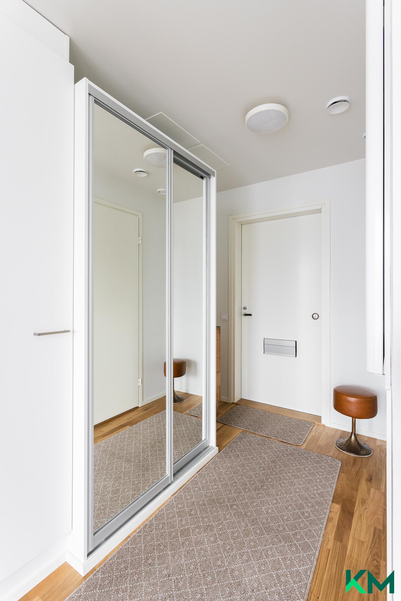 Eteisessä on peililiukuovikaapisto