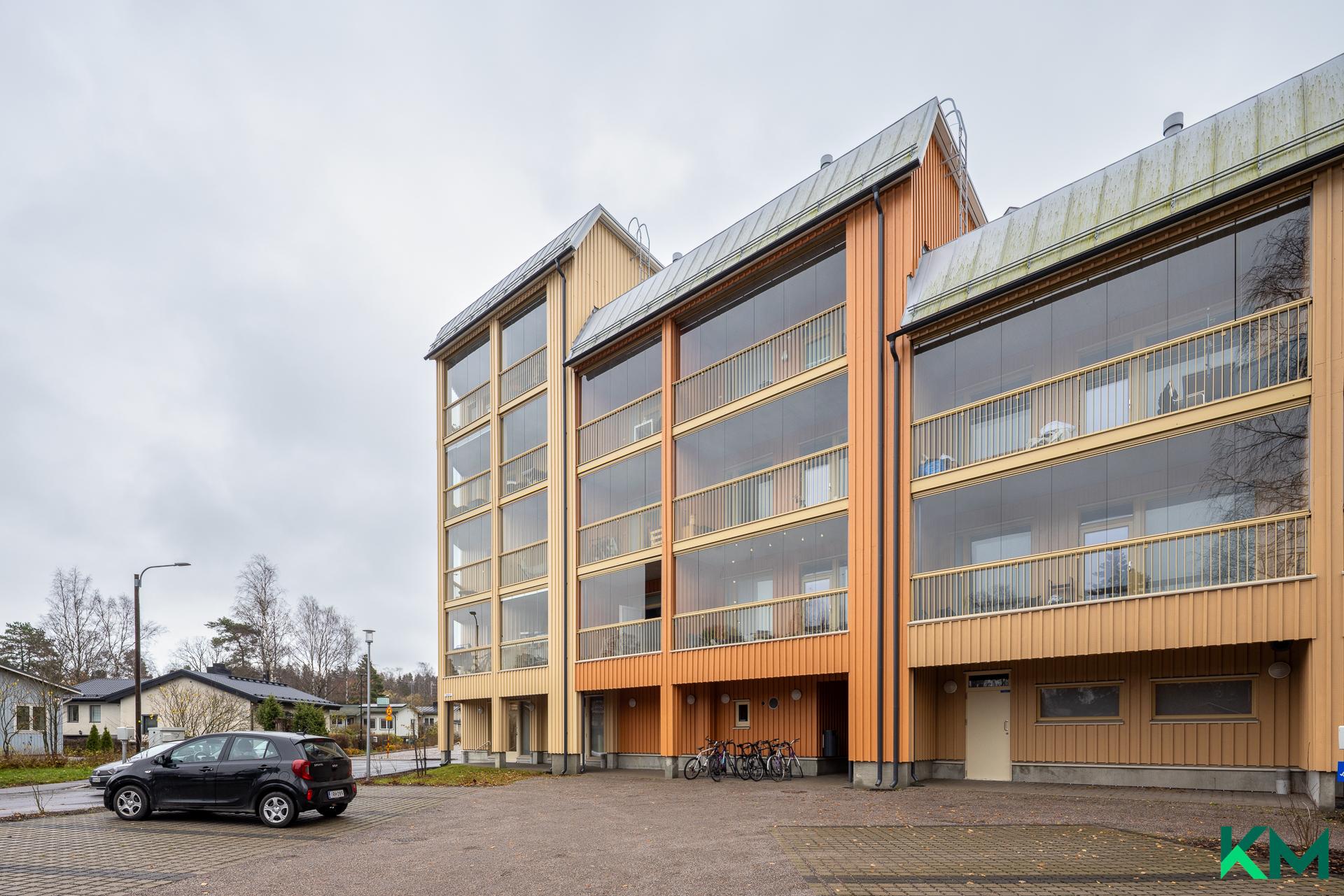 Julkisivu pihan suunnalta