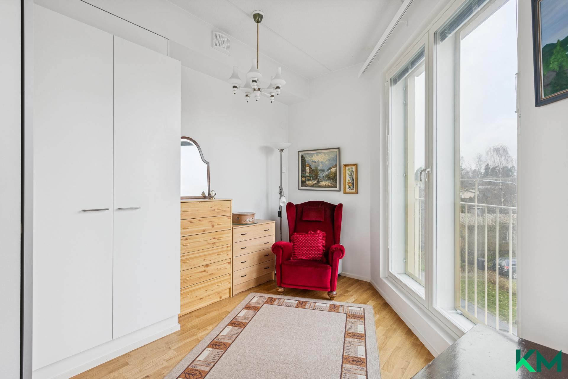 Pienemmästä makuuhuoneesta voi