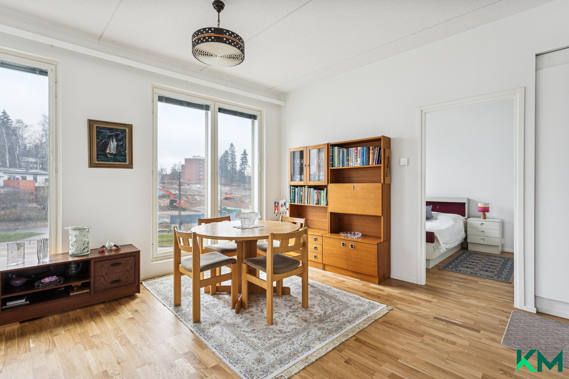 Korkean ikkunan edessä on hieno paikka ruokapöydälle