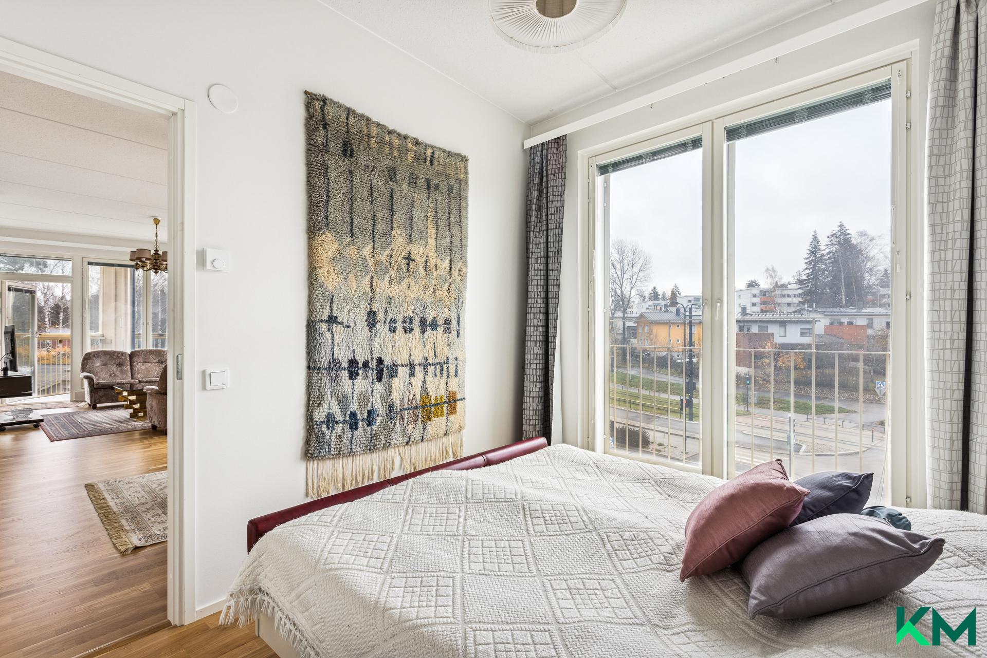 on suuret ikkunat ja 