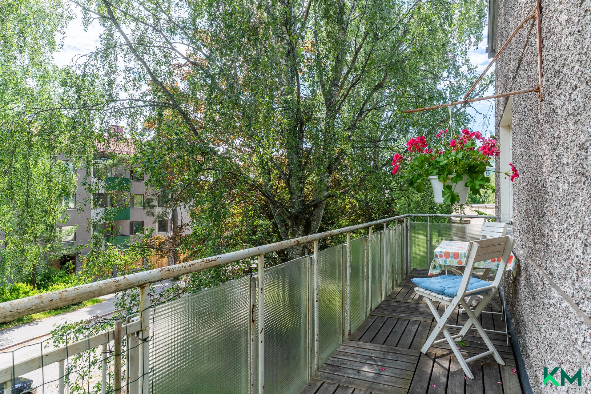 Iso suojaisa parveke.