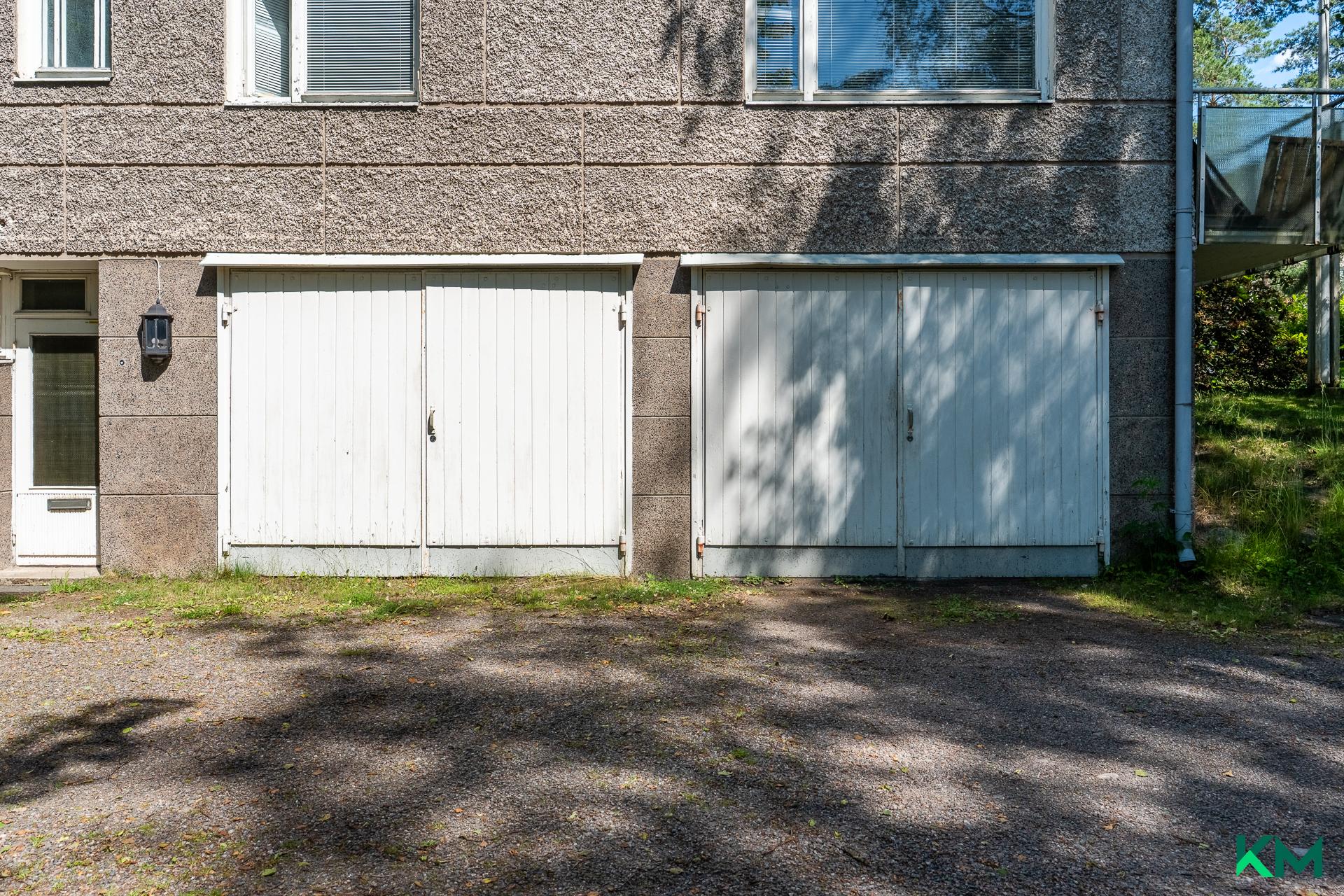 Yhtiössä autotallit neljälle autolle.