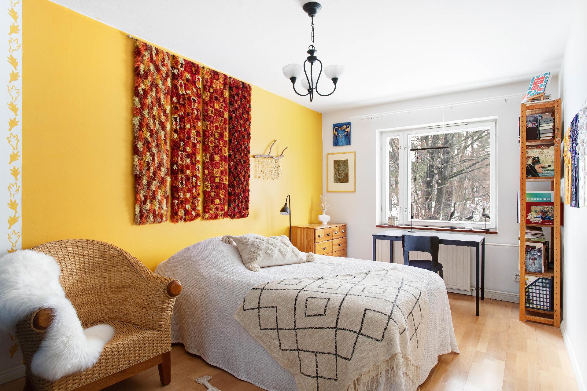 Makuuhuone on tilava sängyn eteen mahtuu kaapisto ja nojatuoli ja ikkunalle työpiste ja kirjahylly