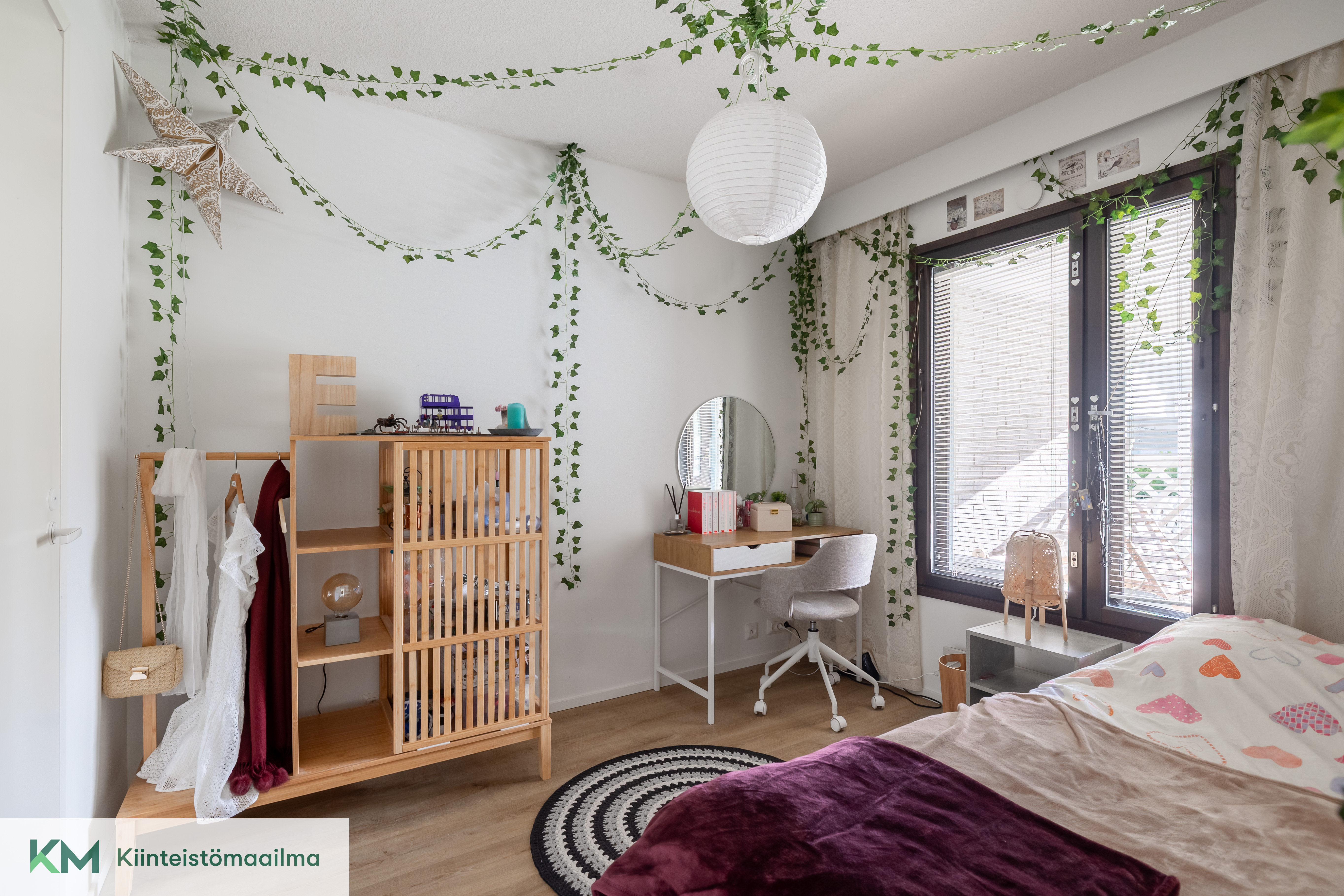 Makuuhuone mihin on kulku olohuoneesta.