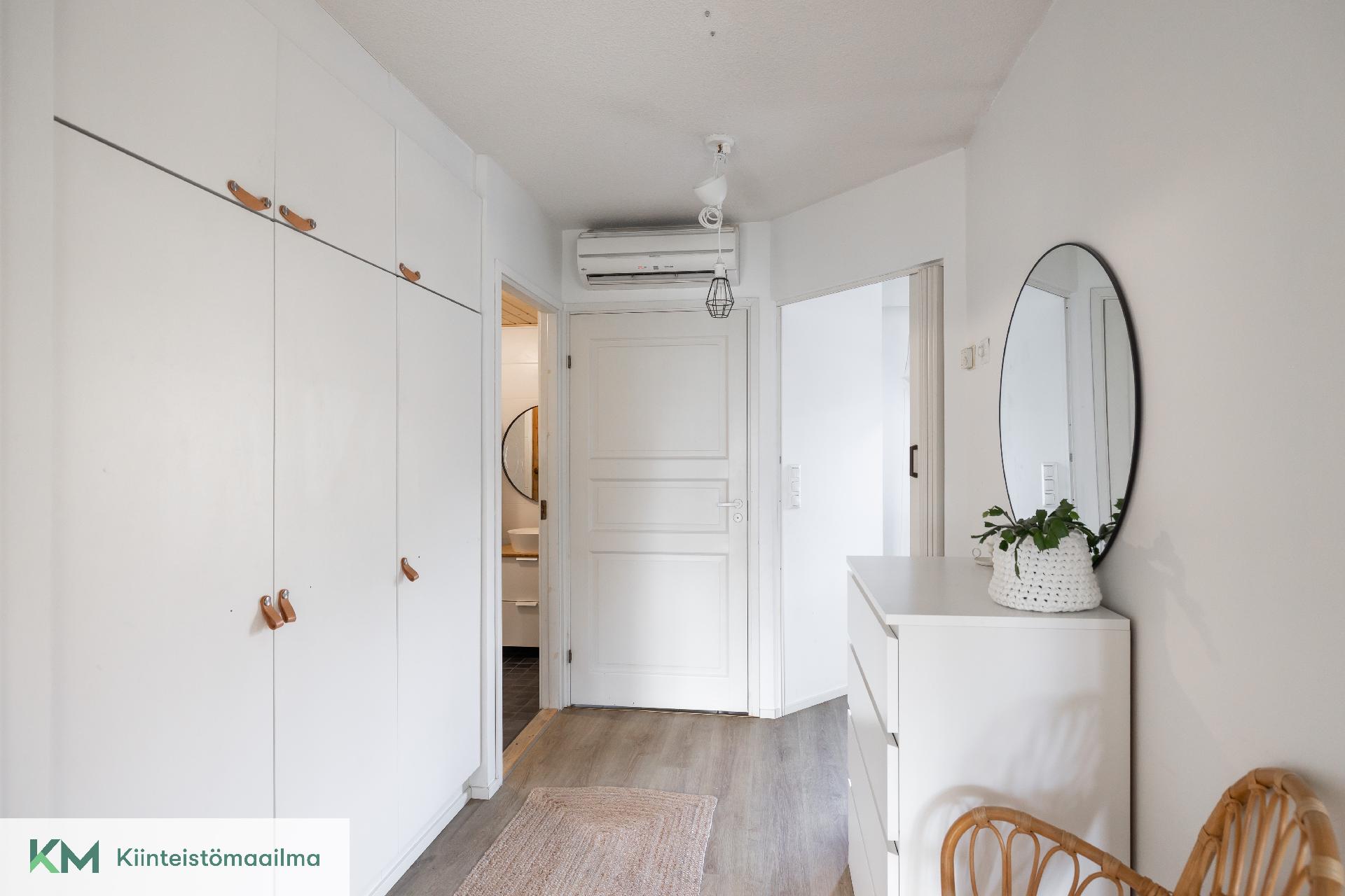 Eteisessä on myös kaappisäilytystilaa.