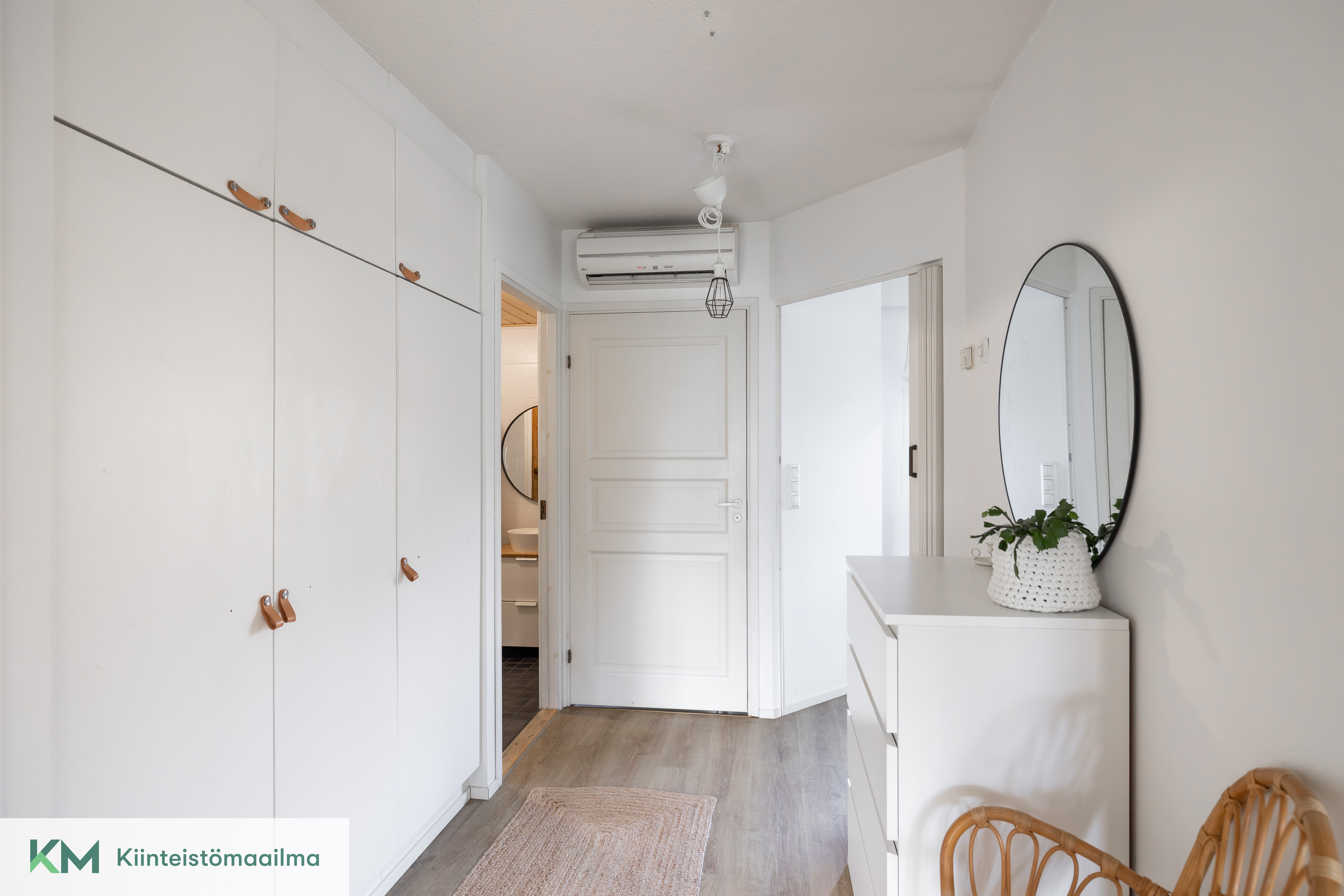 Eteisessä on myös kaappisäilytystilaa.