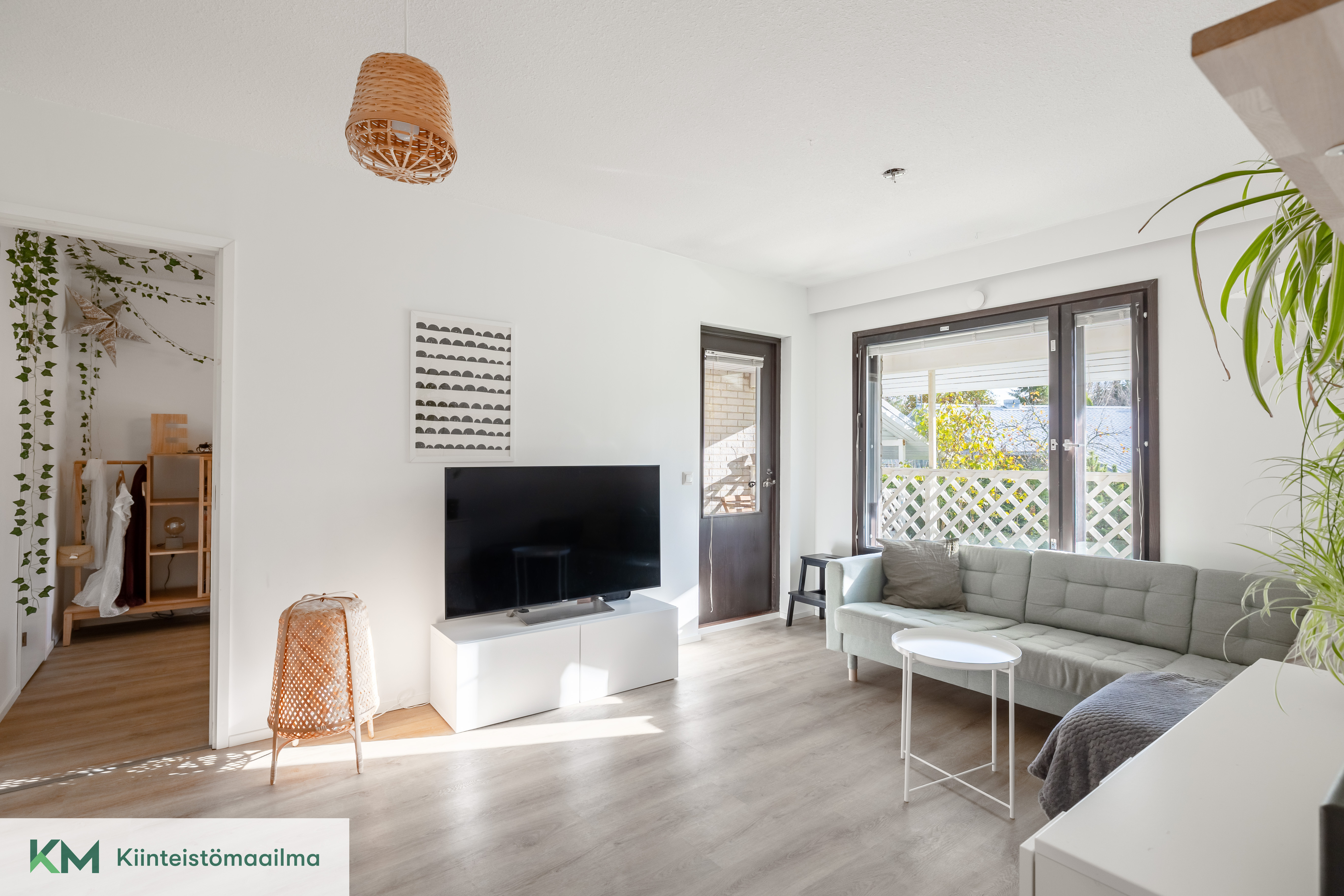 Olohuoneesta on kulku terassille.