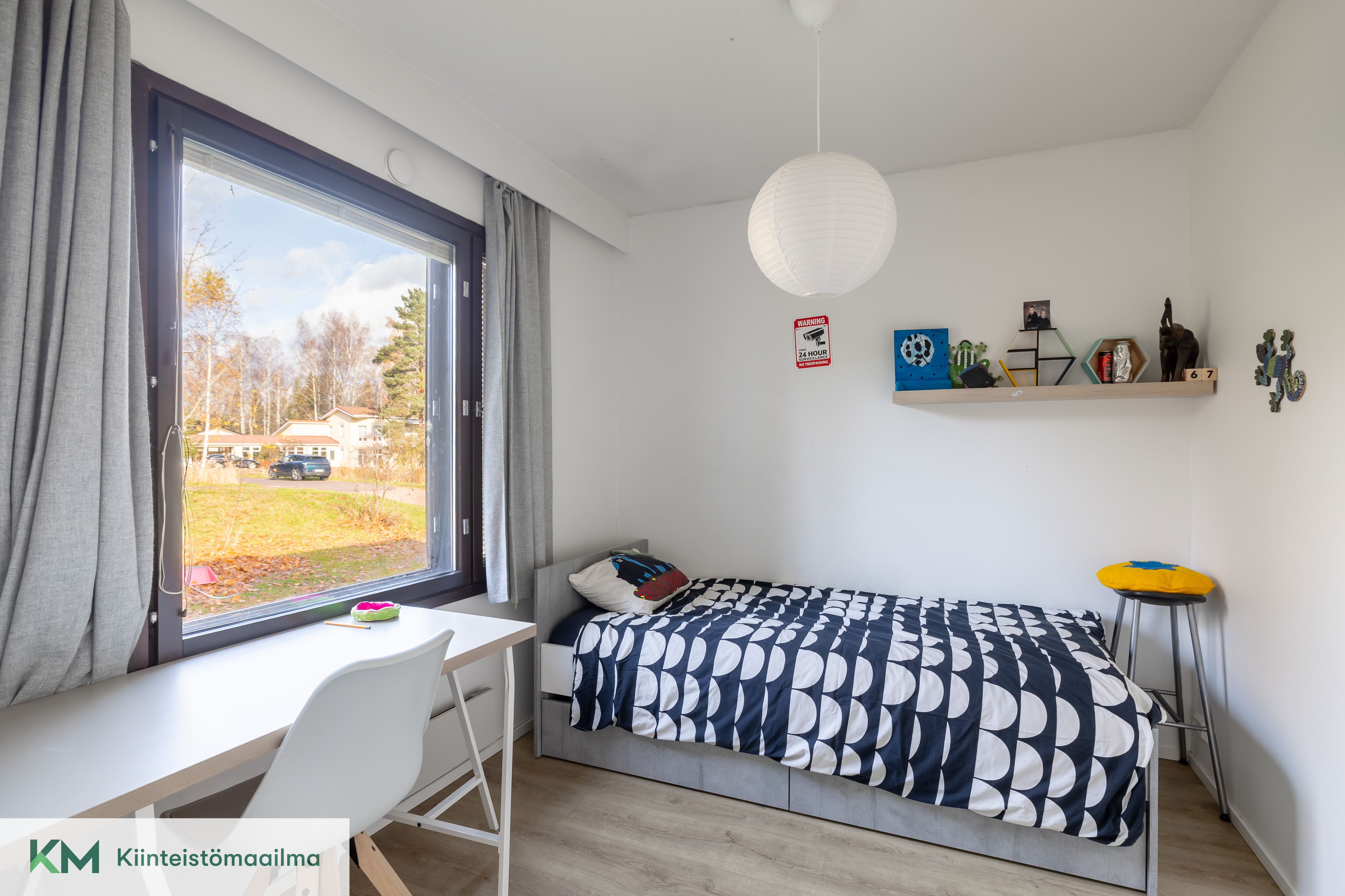 Makuuhuone, mikä muuntautuu myös ruokailutilaksi.