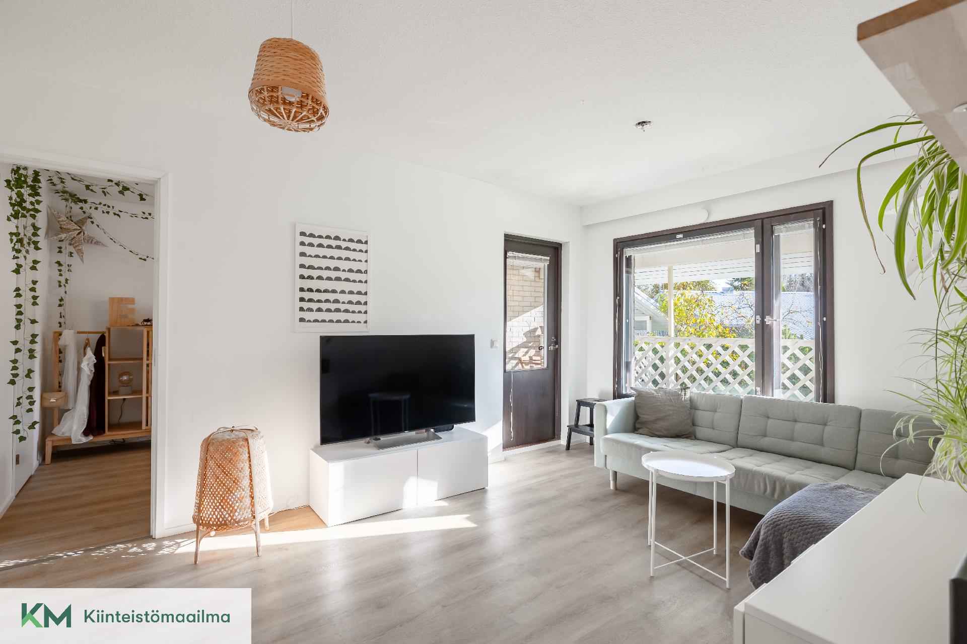 Olohuoneesta on kulku terassille.